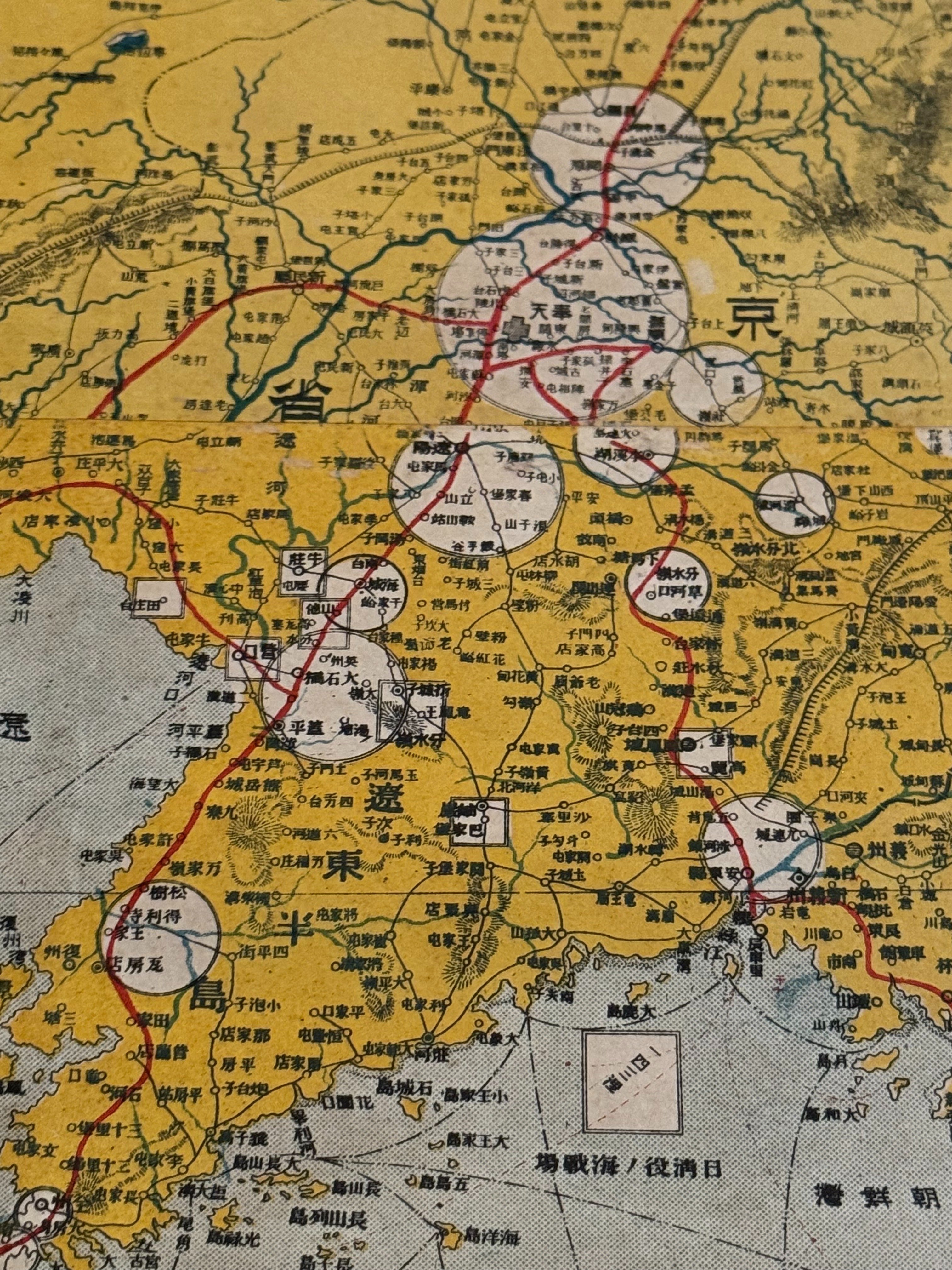 特大の「世界大戦記念地図」は拡張政策をよく現しつつ、無関係の対中