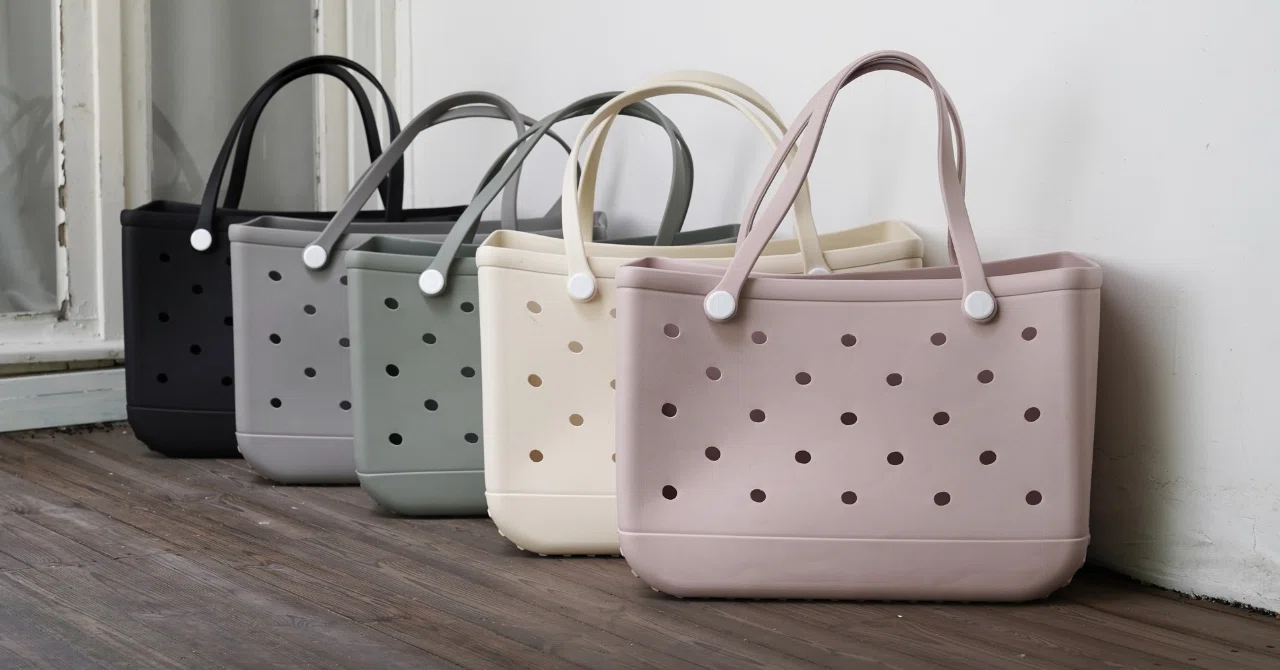 This is officially my everyday bag. ~Water-resistant and 