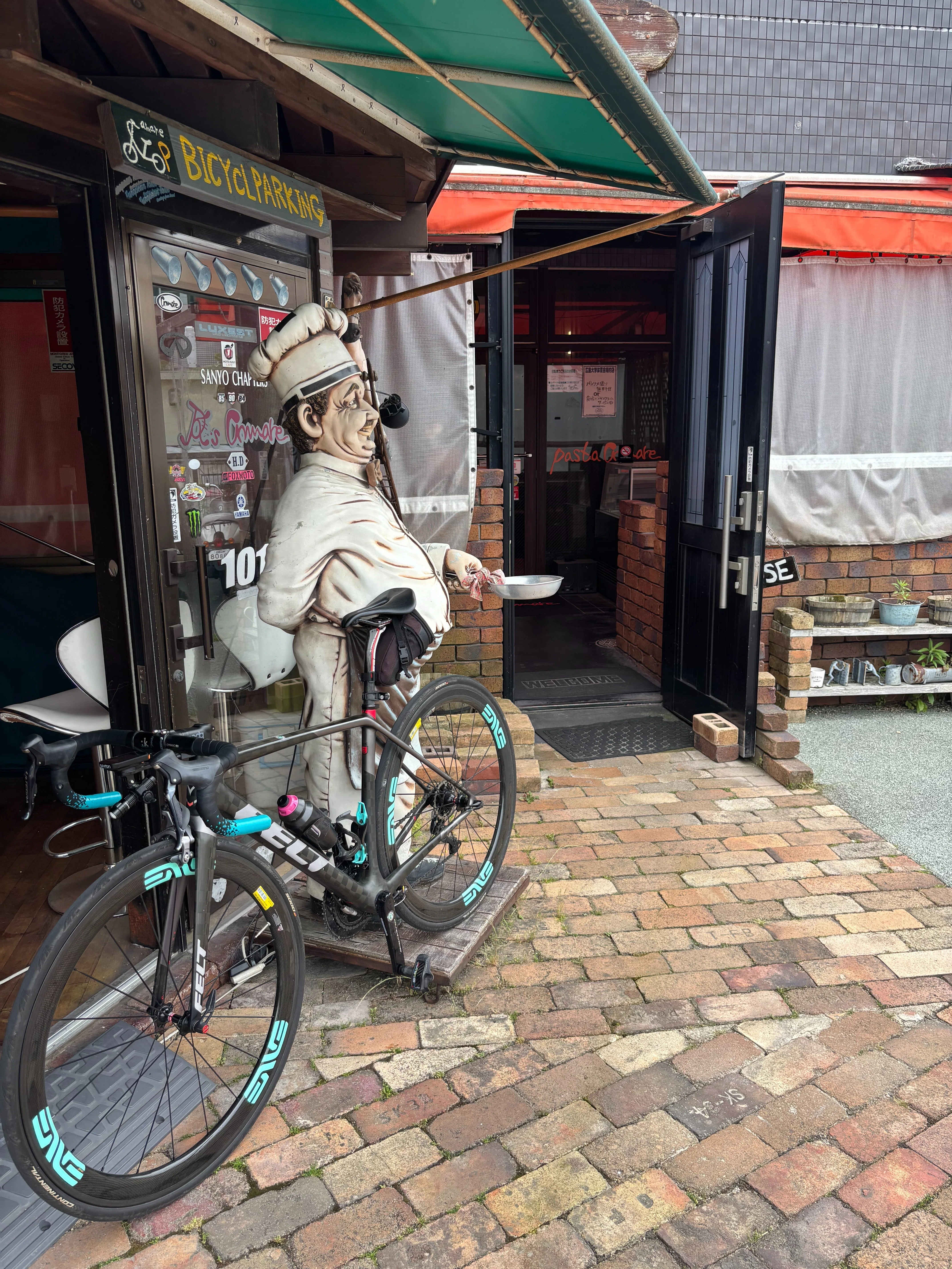 全身ぴちぴちおじさんとランチ｜キティ