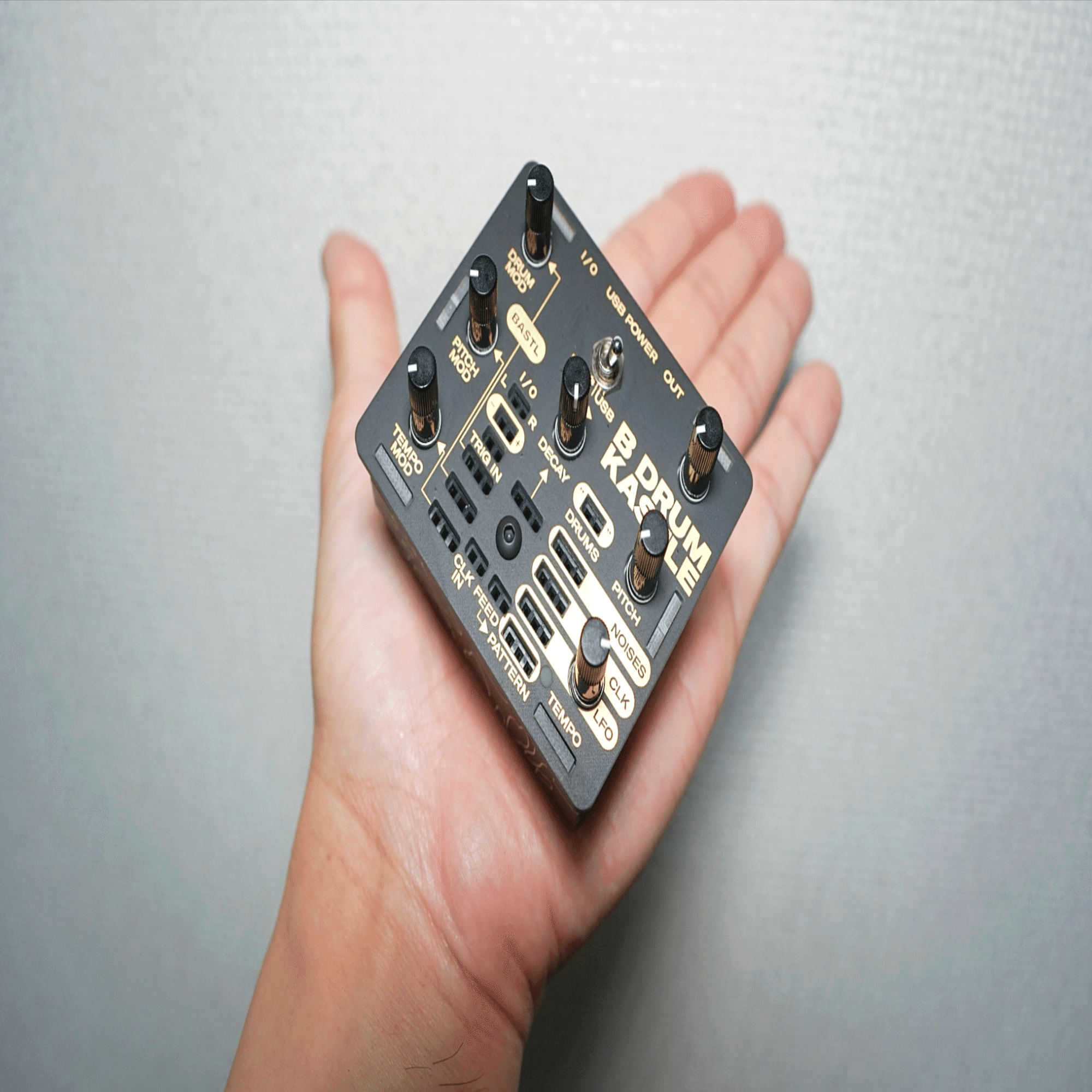 レビュー 】 手のひらよりも小さな LoFi モジュラー・ドラム・シンセ