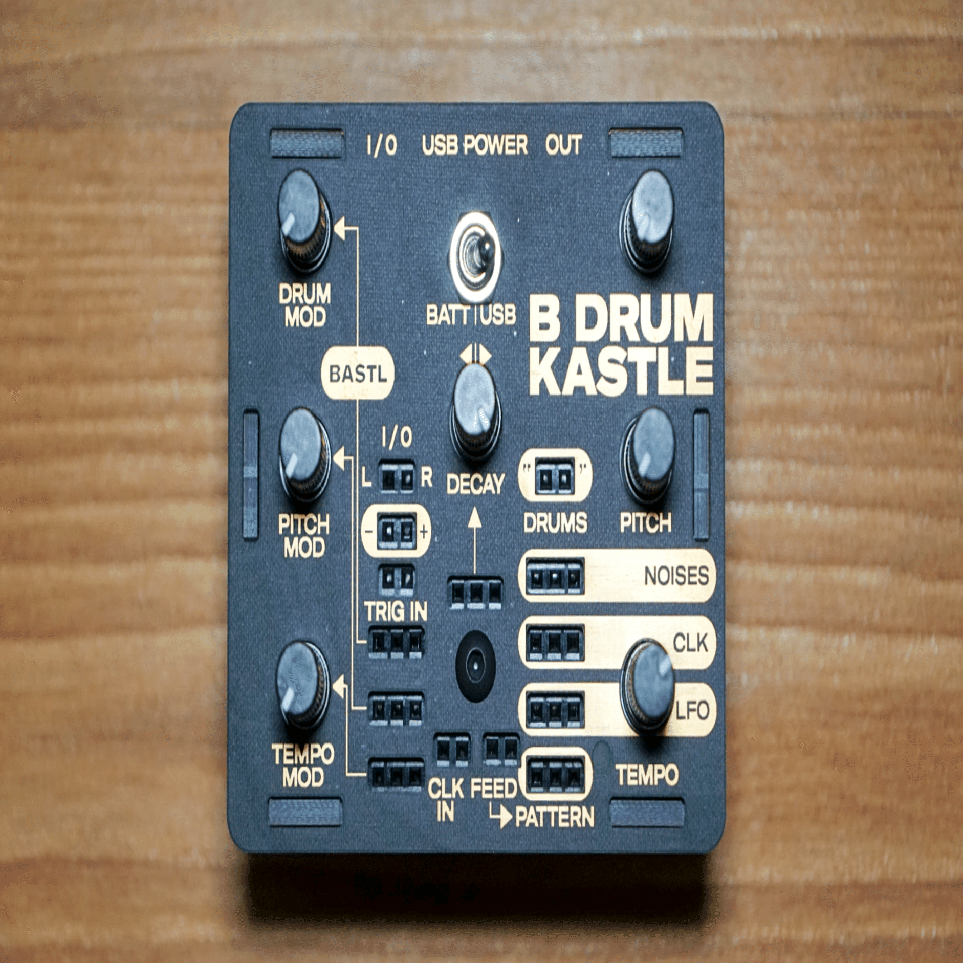 レビュー 】 手のひらよりも小さな LoFi モジュラー・ドラム・シンセ