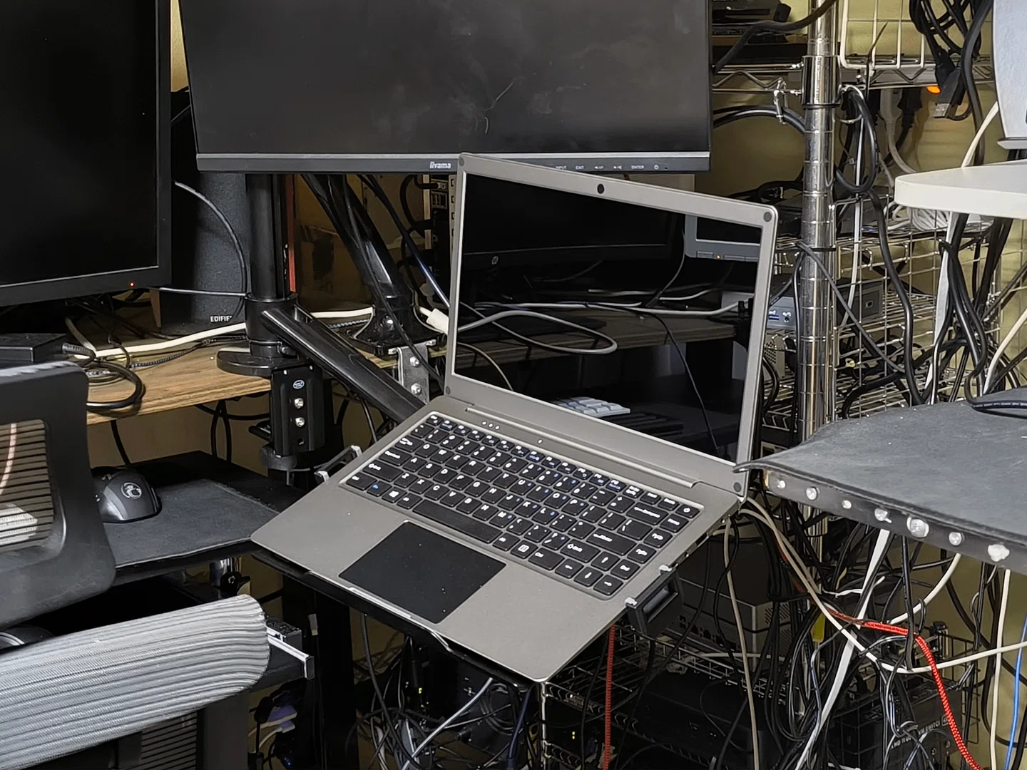 ラズパイ5特化のキーボード付きモバイルモニターElecrow CrowView Note