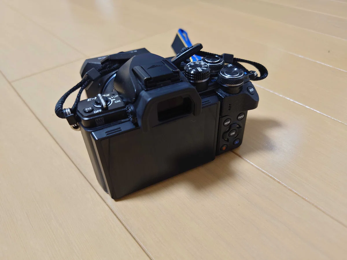 初めての相棒」OLYMPUS OM-D E-M10 Mark IIレビュー｜8年使っても 