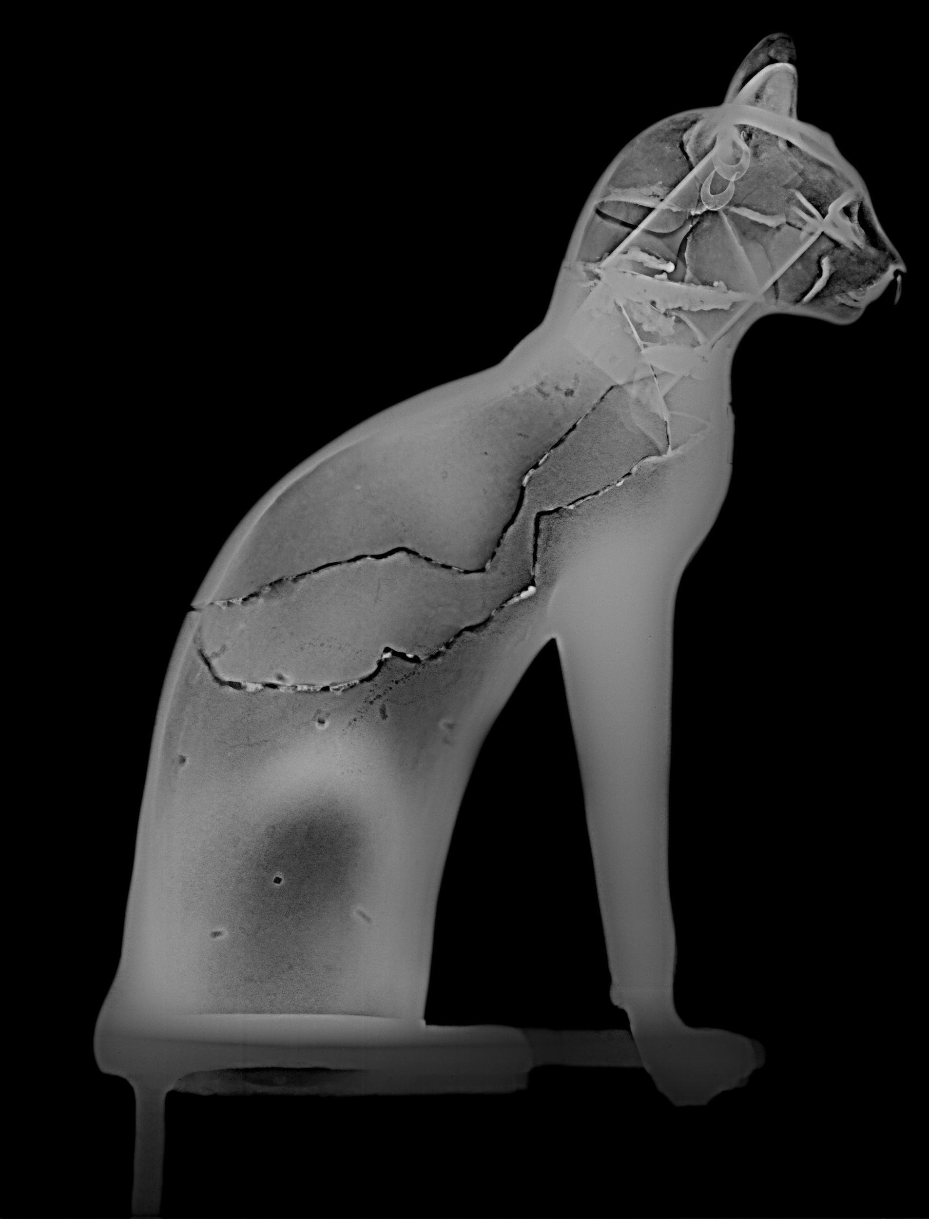 GIN様　妻の作った　猫の十字軍　蓋物　大理石の棺風の彫刻をモチーフにした陶芸 GIN様 妻の作った 猫の十字軍 蓋物 大理石の棺風の彫刻