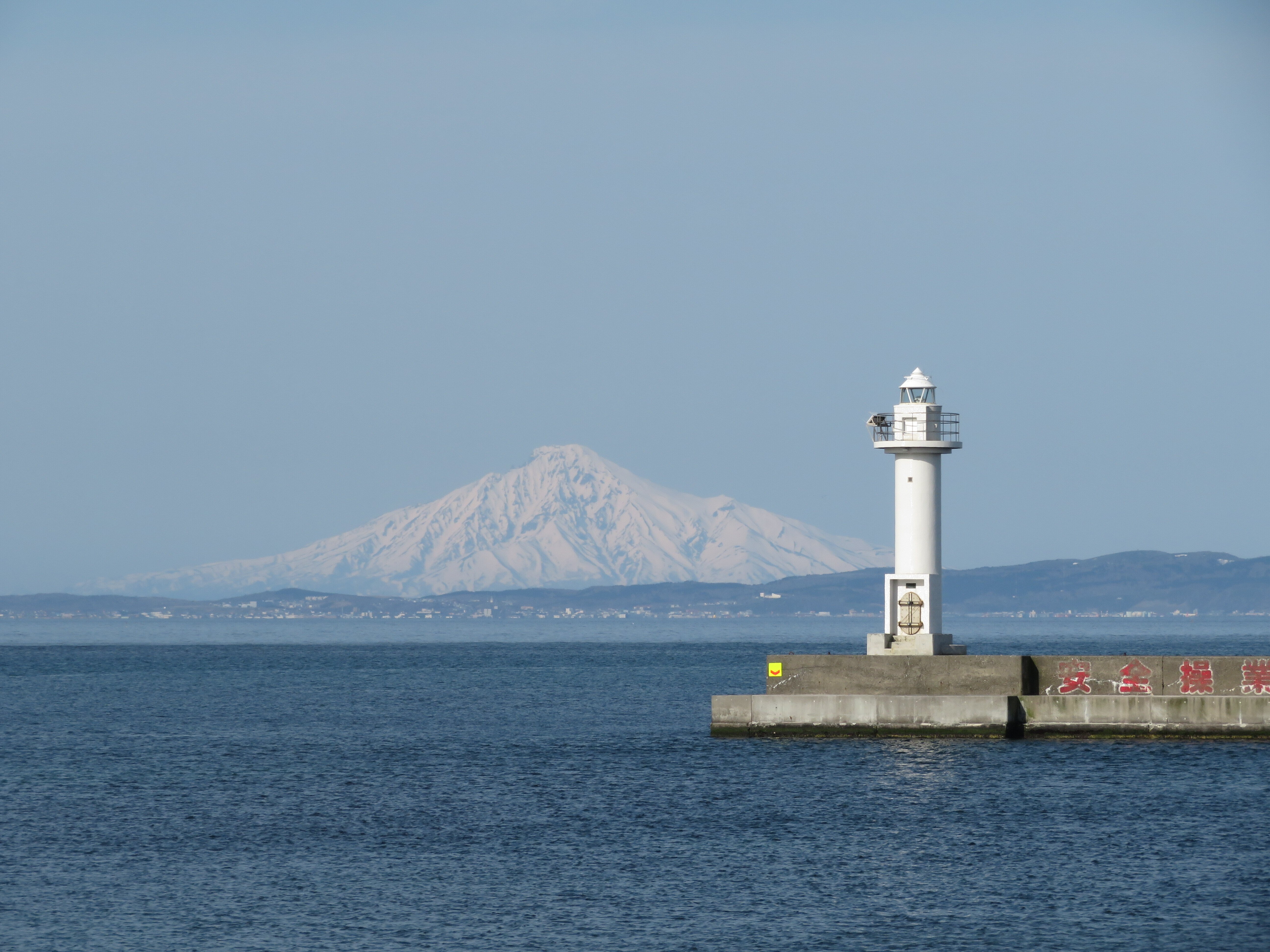 白い道の先に見えた白い利尻富士｜MOUSAKU