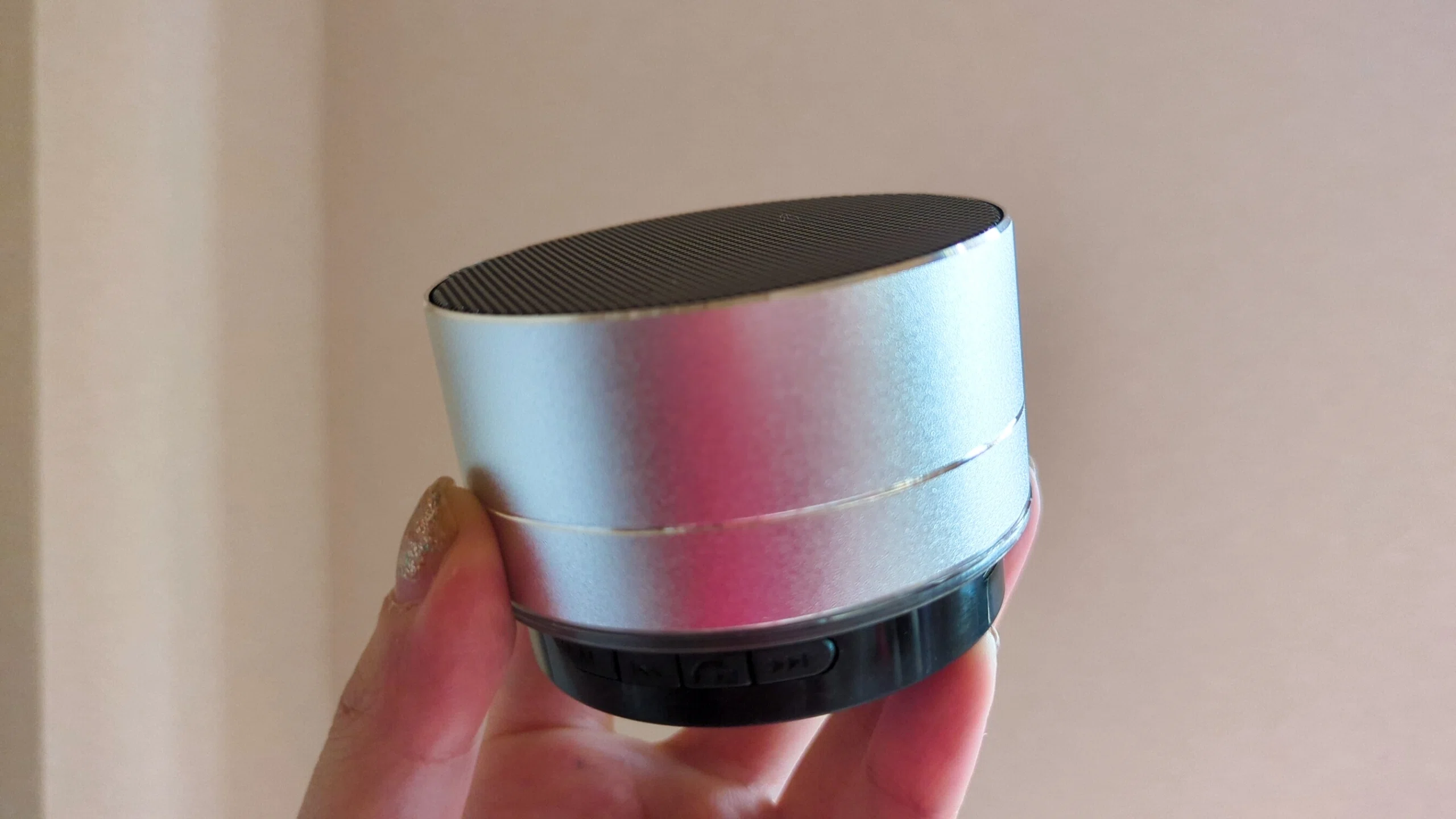 たったの600円で買える円筒型Bluetoothスピーカーで、プロジェクター