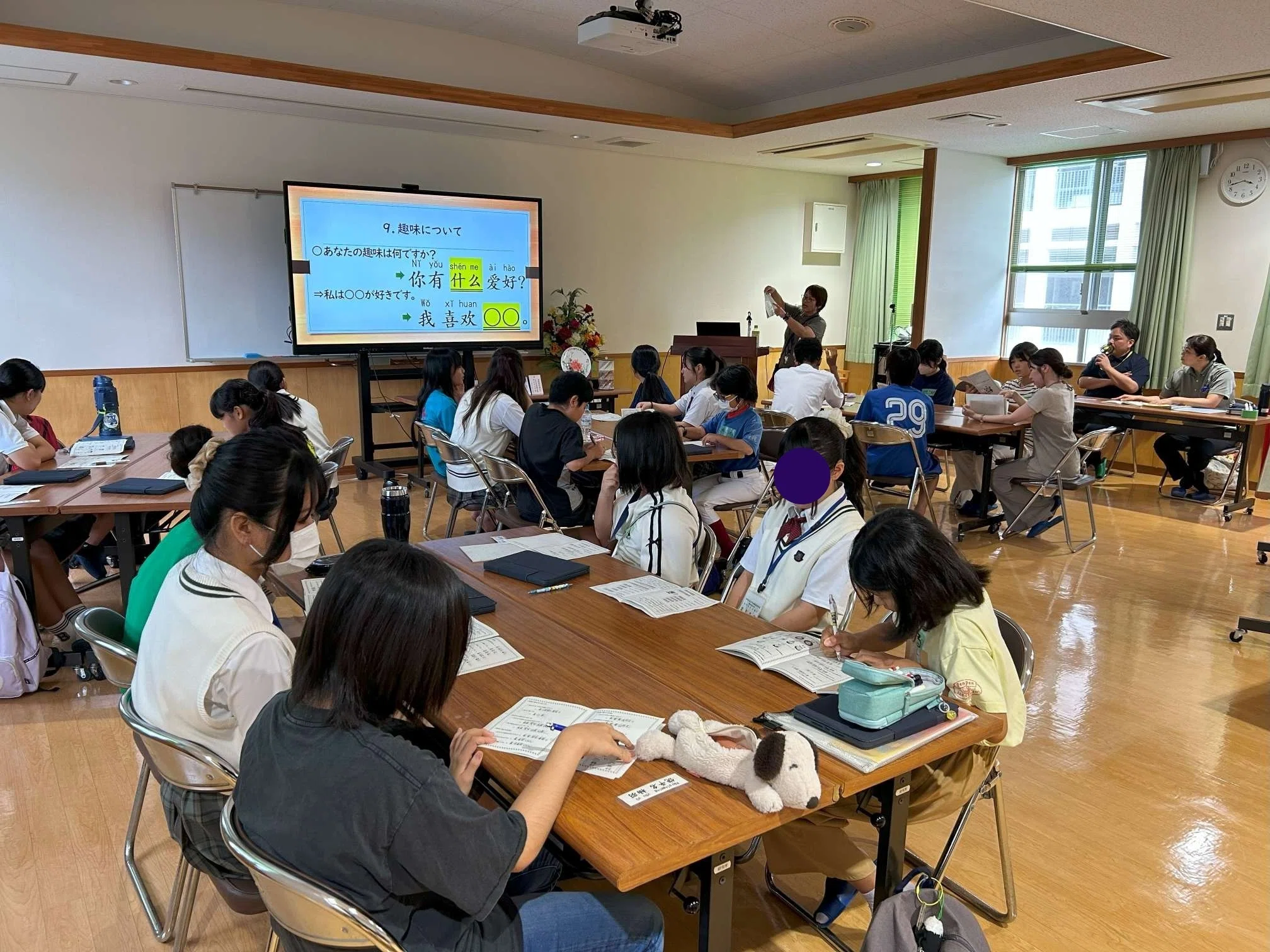 你好！」から始まる友情――浦添商業高校生が小学生に中国語レッスン② 