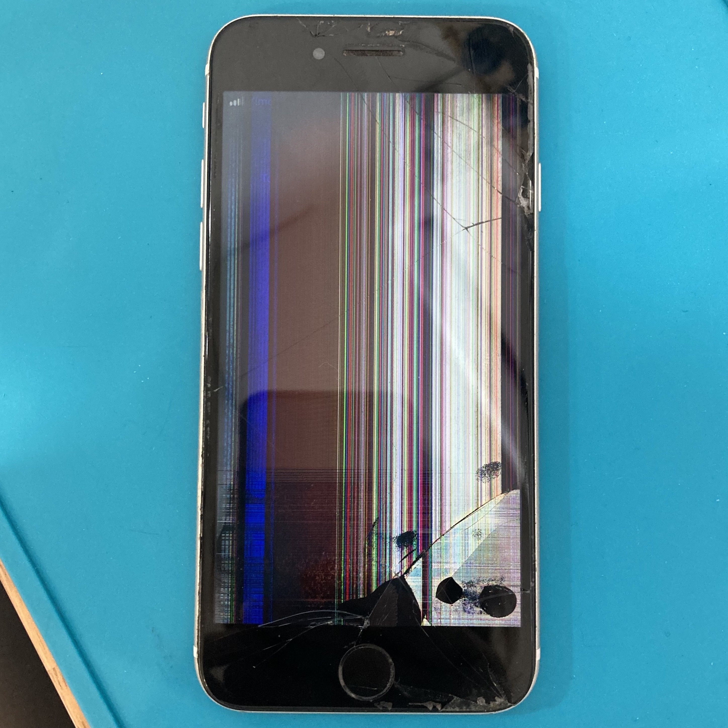 画面&液晶破損のiPhone SE3｜スマホ修理工房Rinkan
