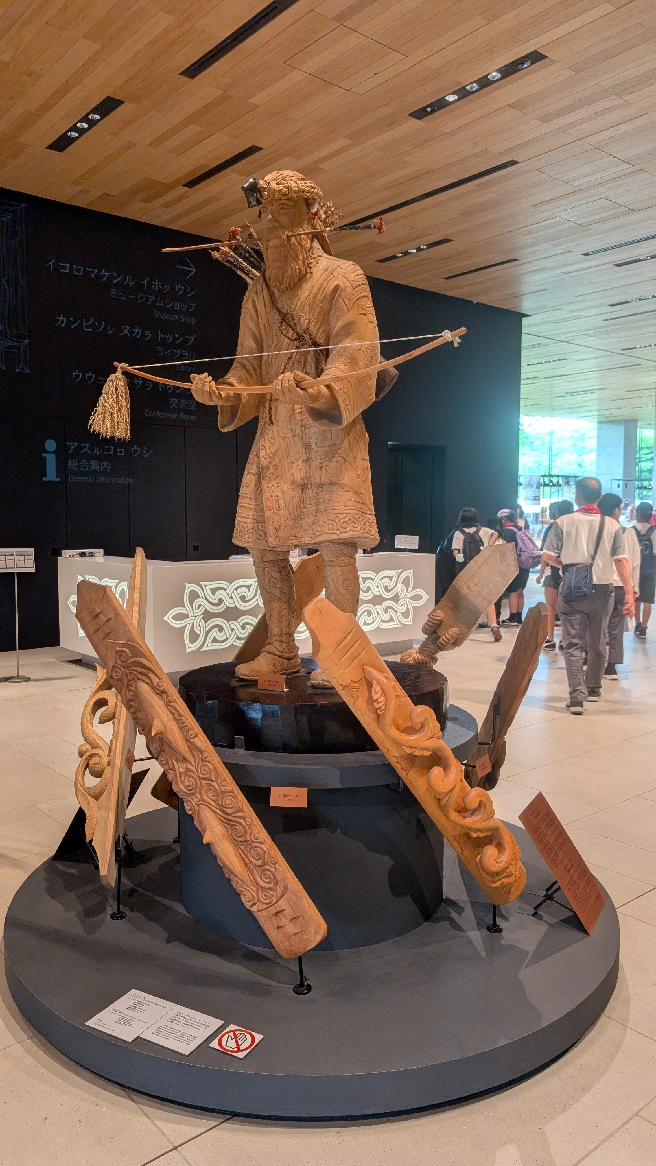 アイヌ彫刻、一枚板彫刻、アイヌ木彫り、木彫りアイヌ、アイヌ民族、ウポポイ 🇯🇵北海道横断旅行記⑦_3日目物議を醸すウポポイに行ってきた午前｜eye