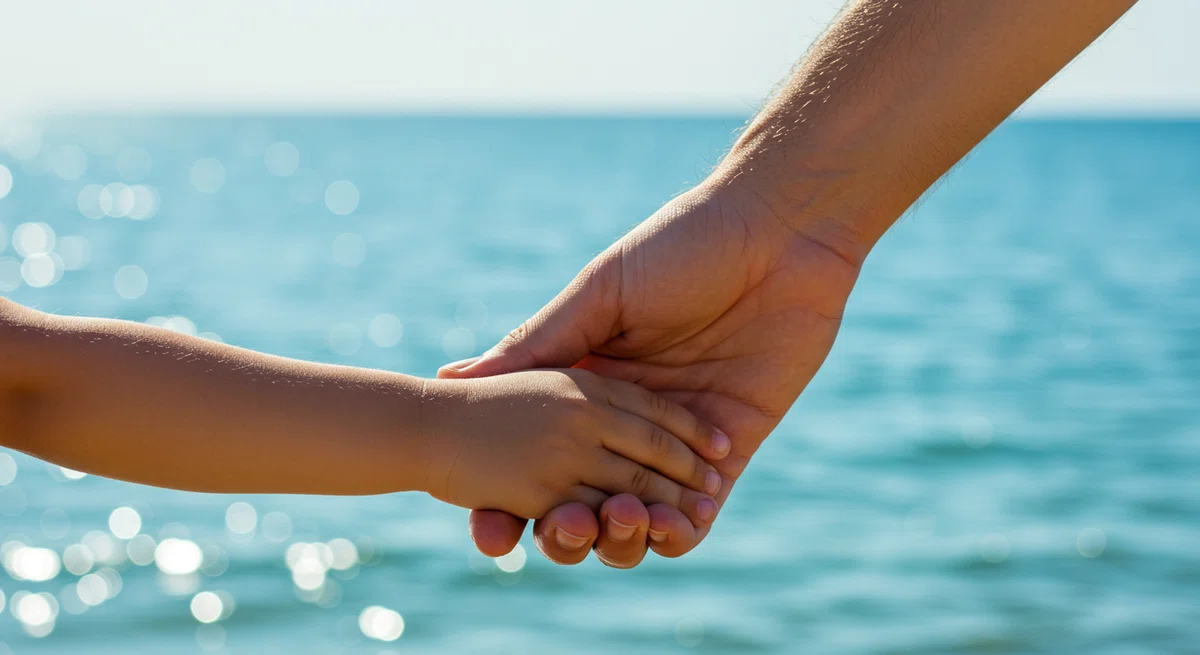 子供の小さな手をそっと包む父親の大きな手