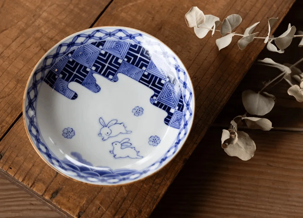 食卓を彩る、絵付けのうつわたち。「イロイロ絵付けのうつわ展2025