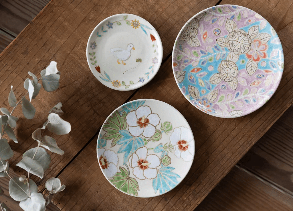 食卓を彩る、絵付けのうつわたち。「イロイロ絵付けのうつわ展2025
