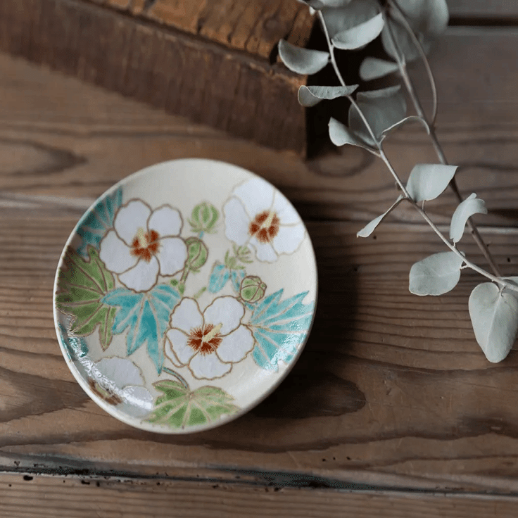 食卓を彩る、絵付けのうつわたち。「イロイロ絵付けのうつわ展2025