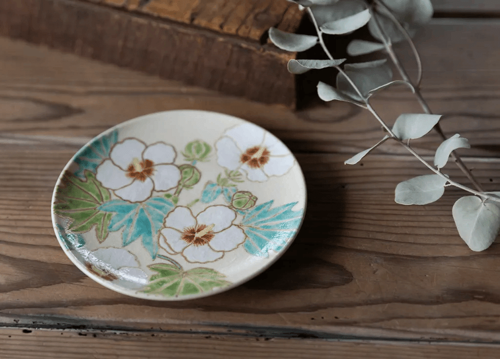 食卓を彩る、絵付けのうつわたち。「イロイロ絵付けのうつわ展2025