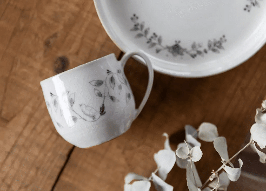 食卓を彩る、絵付けのうつわたち。「イロイロ絵付けのうつわ展2025