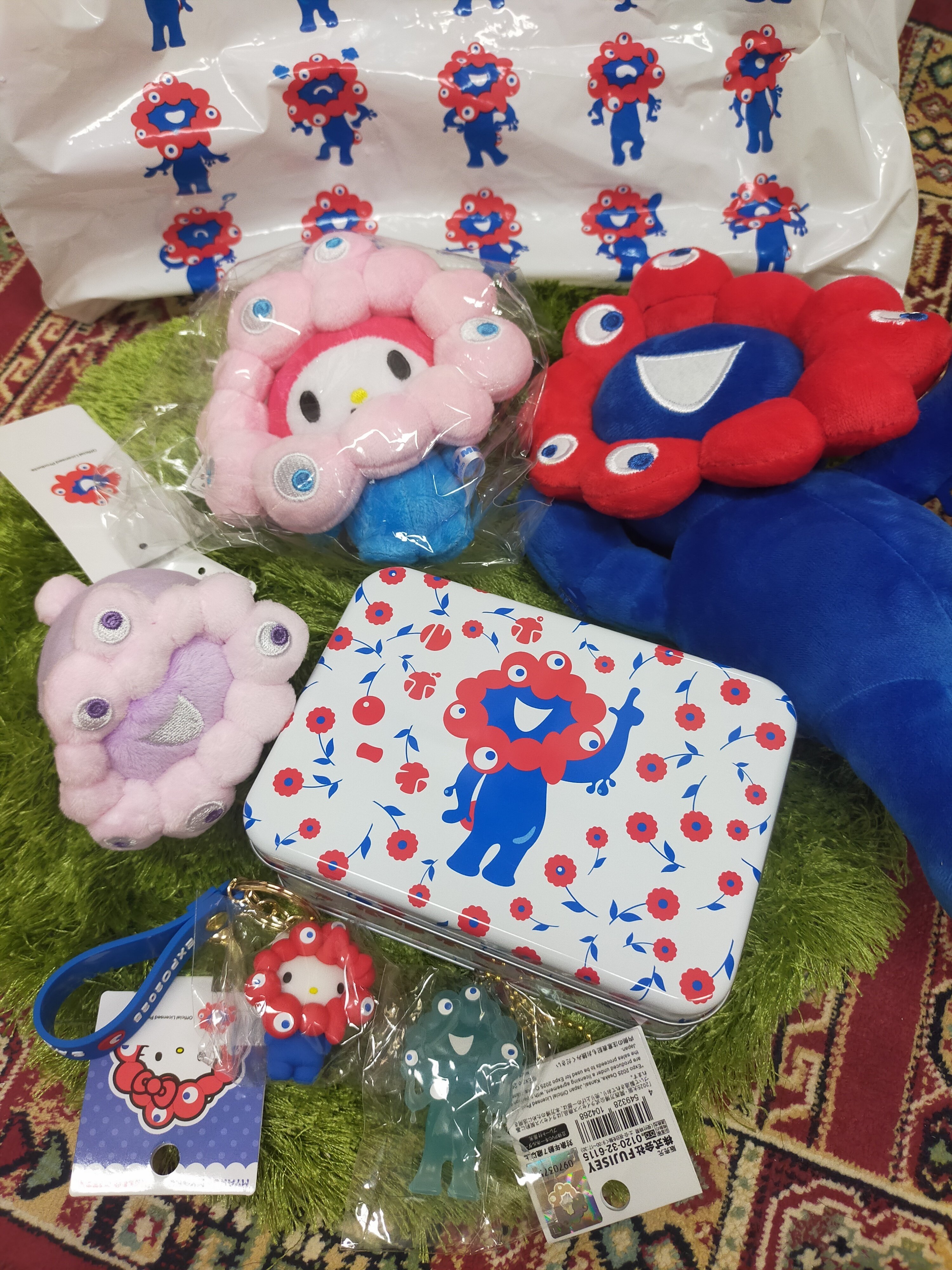 大阪万博 ミャクミャクキティ キラキララムネ、タオル ハローキティ