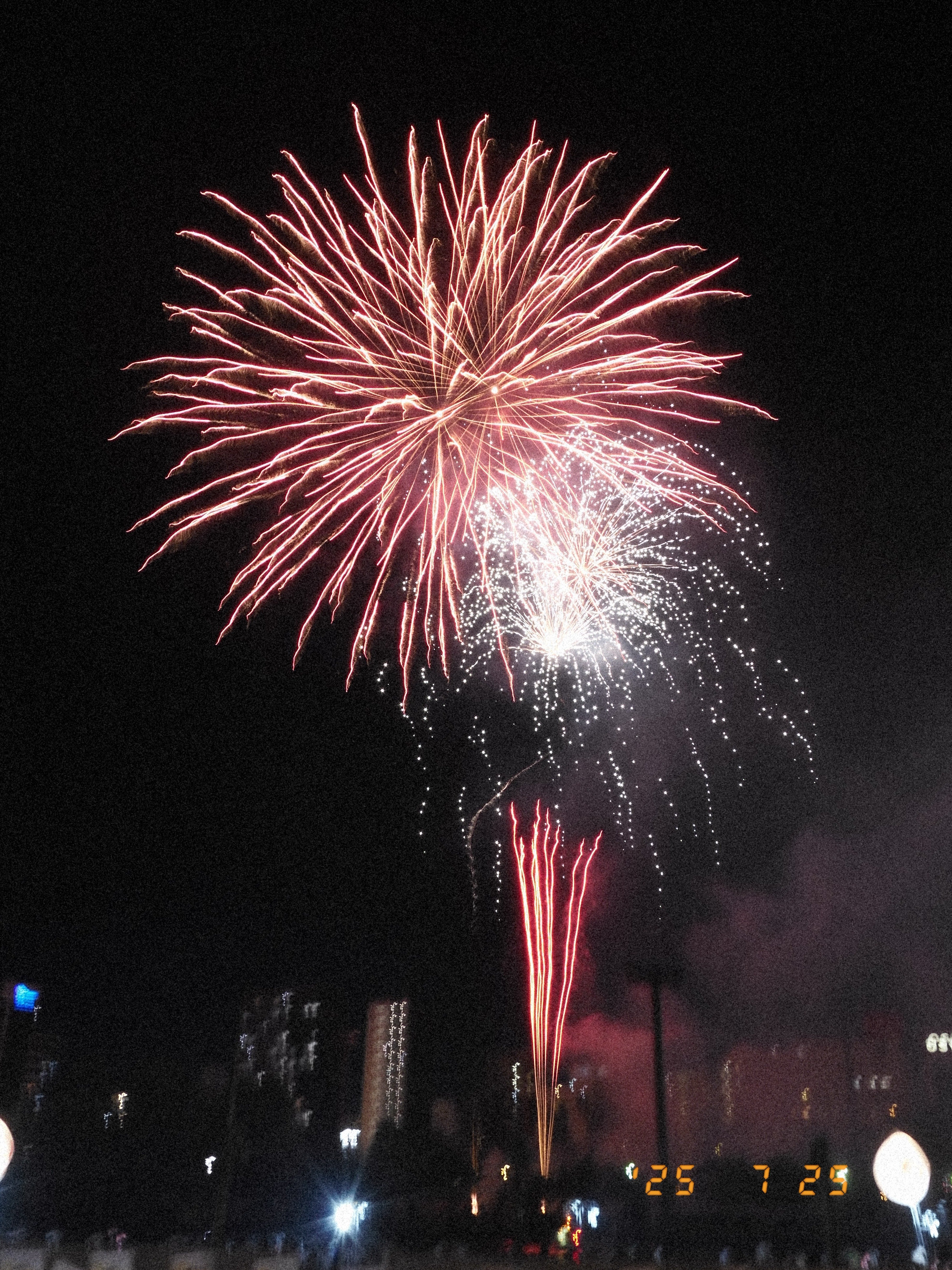 X halfで撮影した打ち上げ花火｜高夏 カズヤ（高夏写真店）