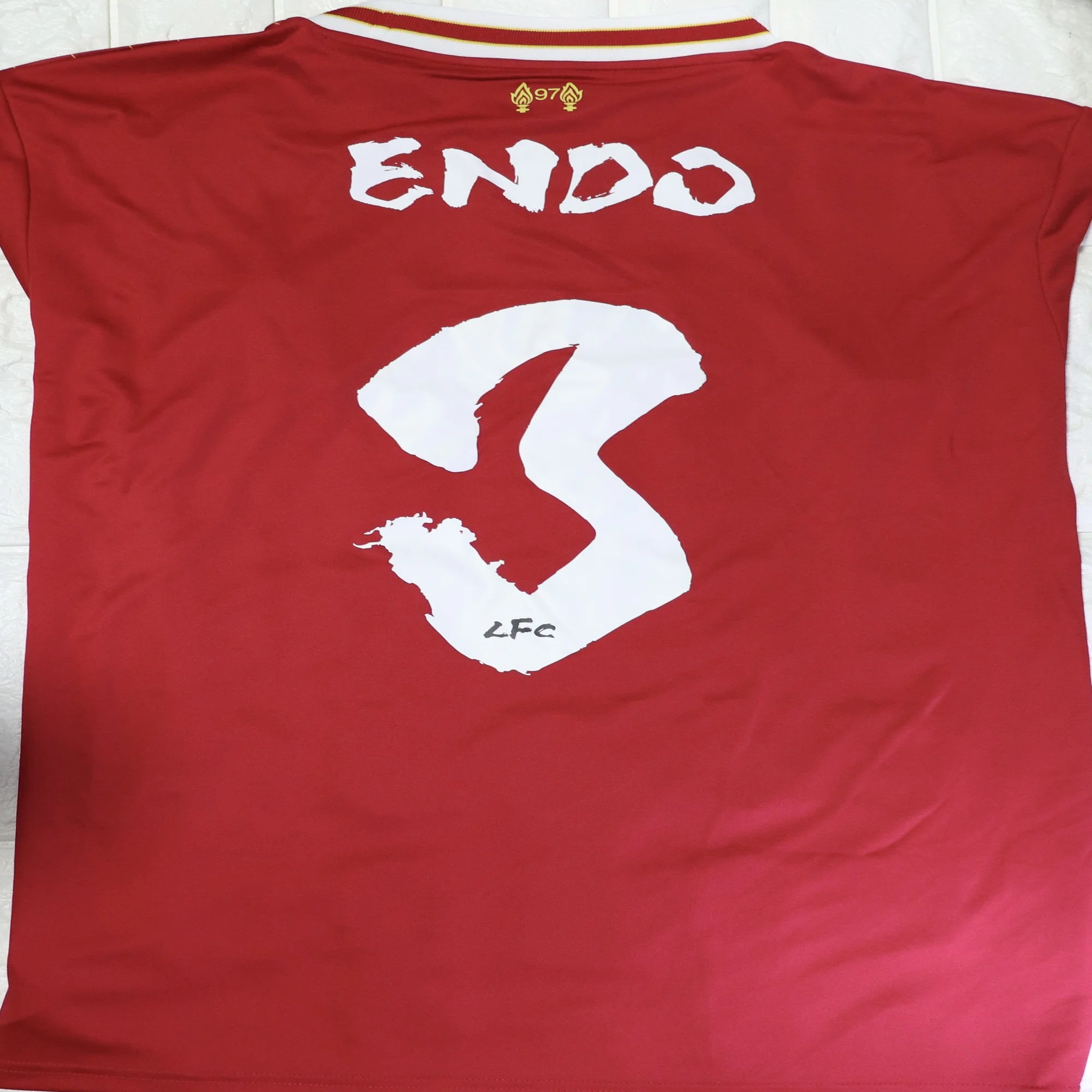 ??Liverpool FC グッズ情報：日本限定ユニフォームデザインの争奪戦 