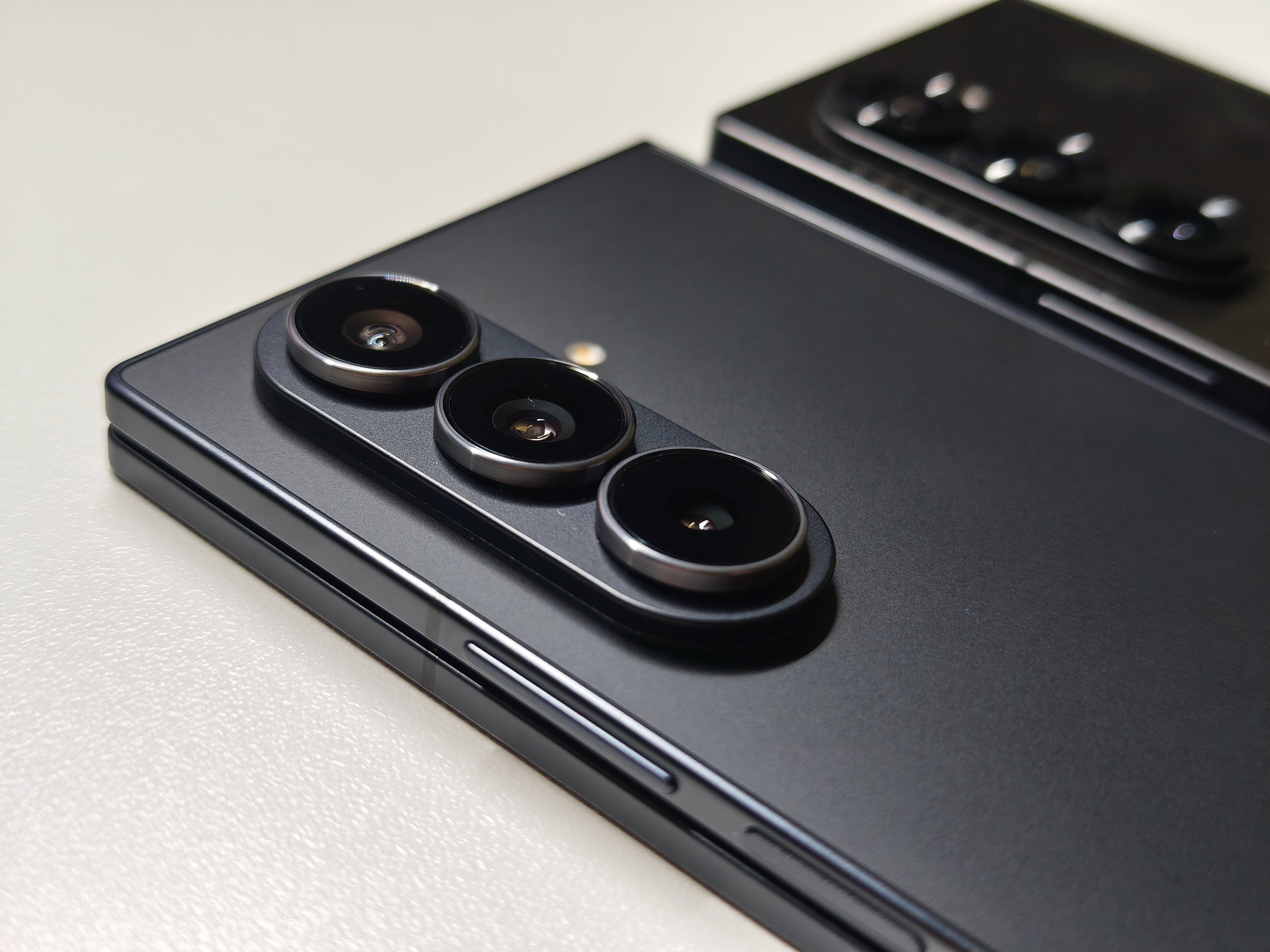 おまけ多数 SAMSUNG 国内版 Galaxy Z Fold 6 ブラック Galaxy Z Fold 7とZ Fold 6の外観を比べてみる｜にっちゃん