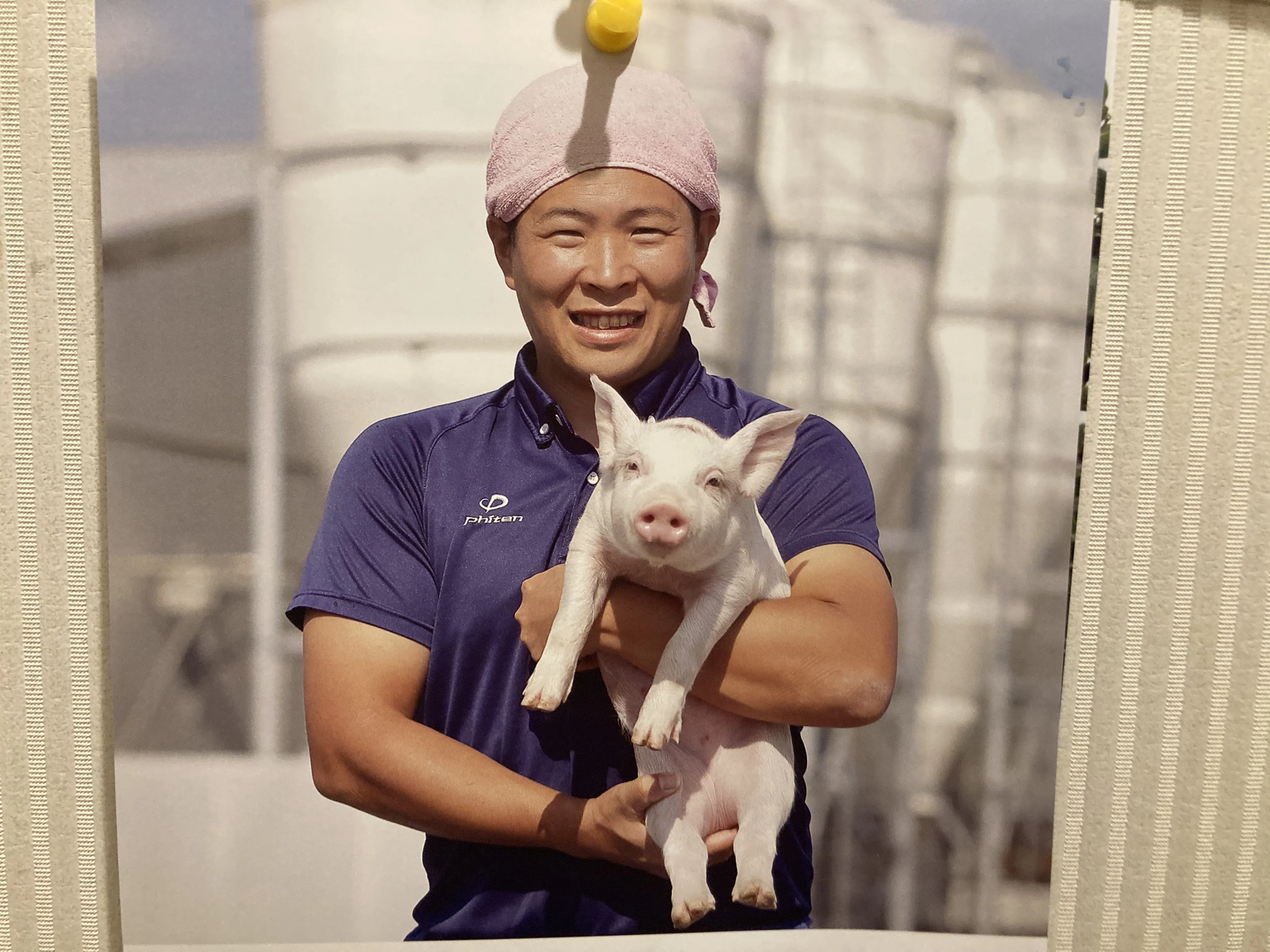 雑誌「養豚界」🐽2025年8月カレンダーは、九郎兵衛の焼けて逞しい岡田