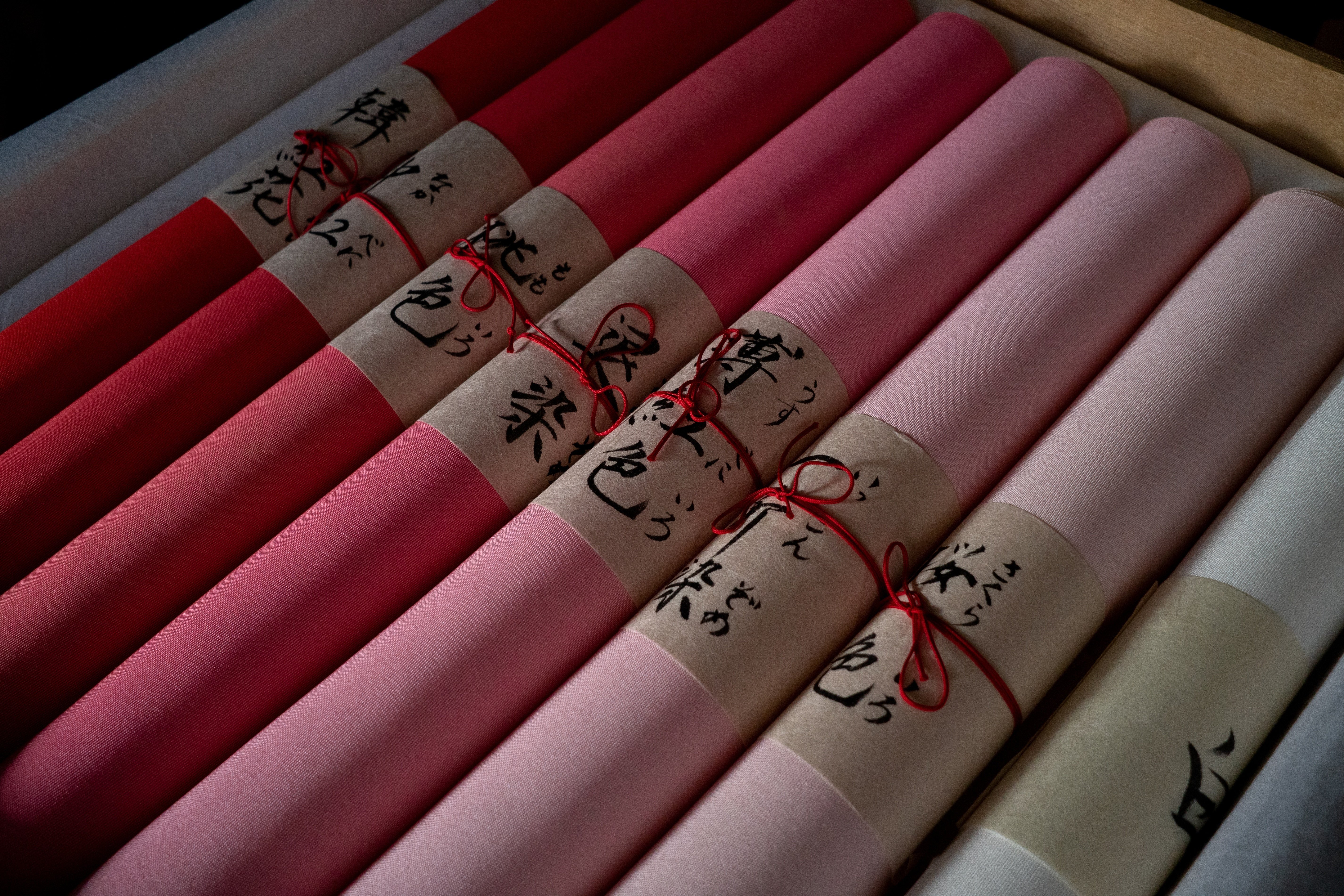 米沢織｜新田織物の紅花染&織物｜職人体験×廃校ステイ（朝食・体験付