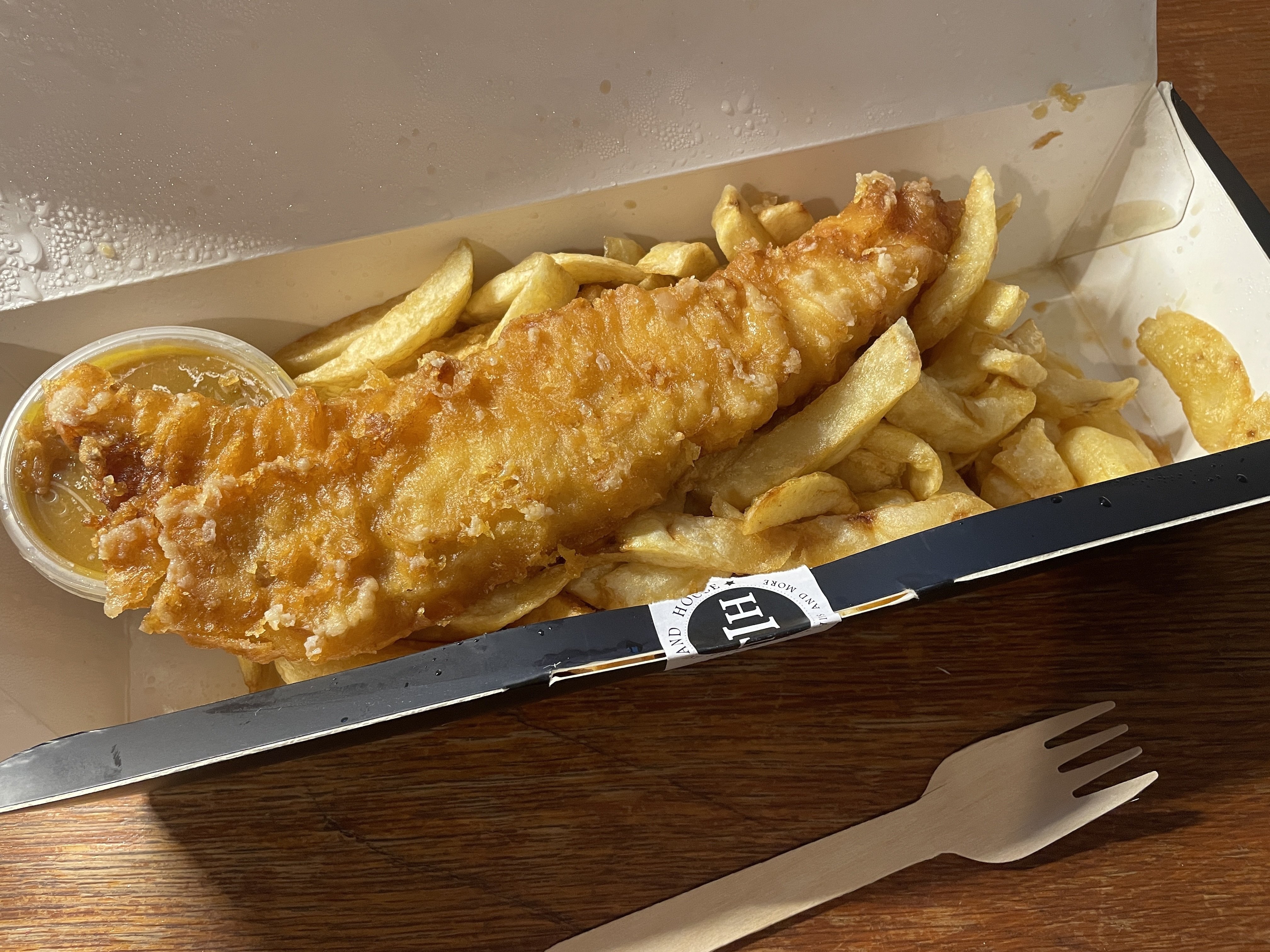 フィッシュ＆チップスはファストフード｜ビネガーとカレーソース｜KIKI