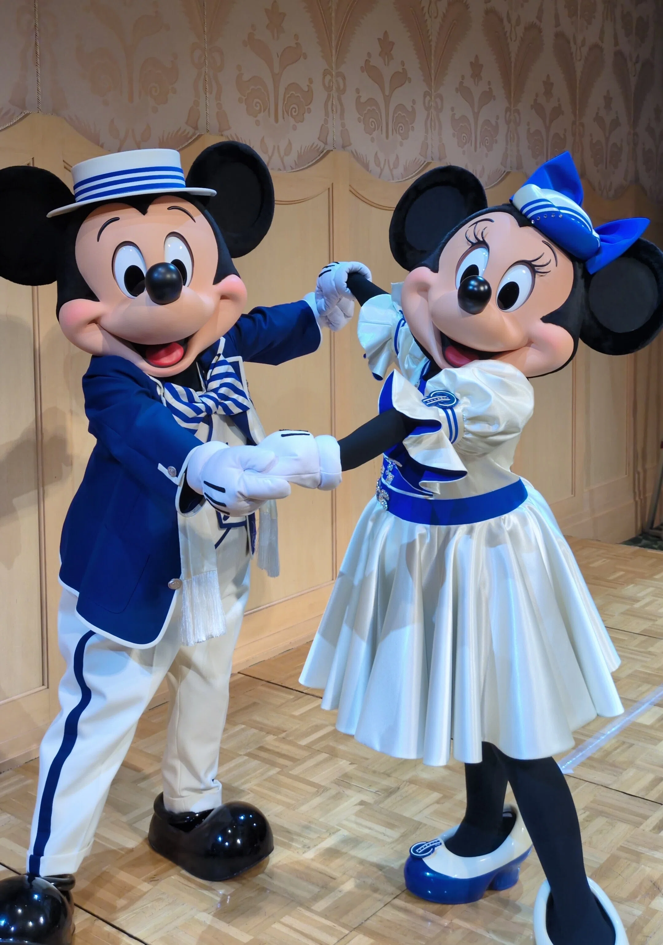 ミッキーに出会えるひととき、アンバサダーホテルで楽しむディズニー