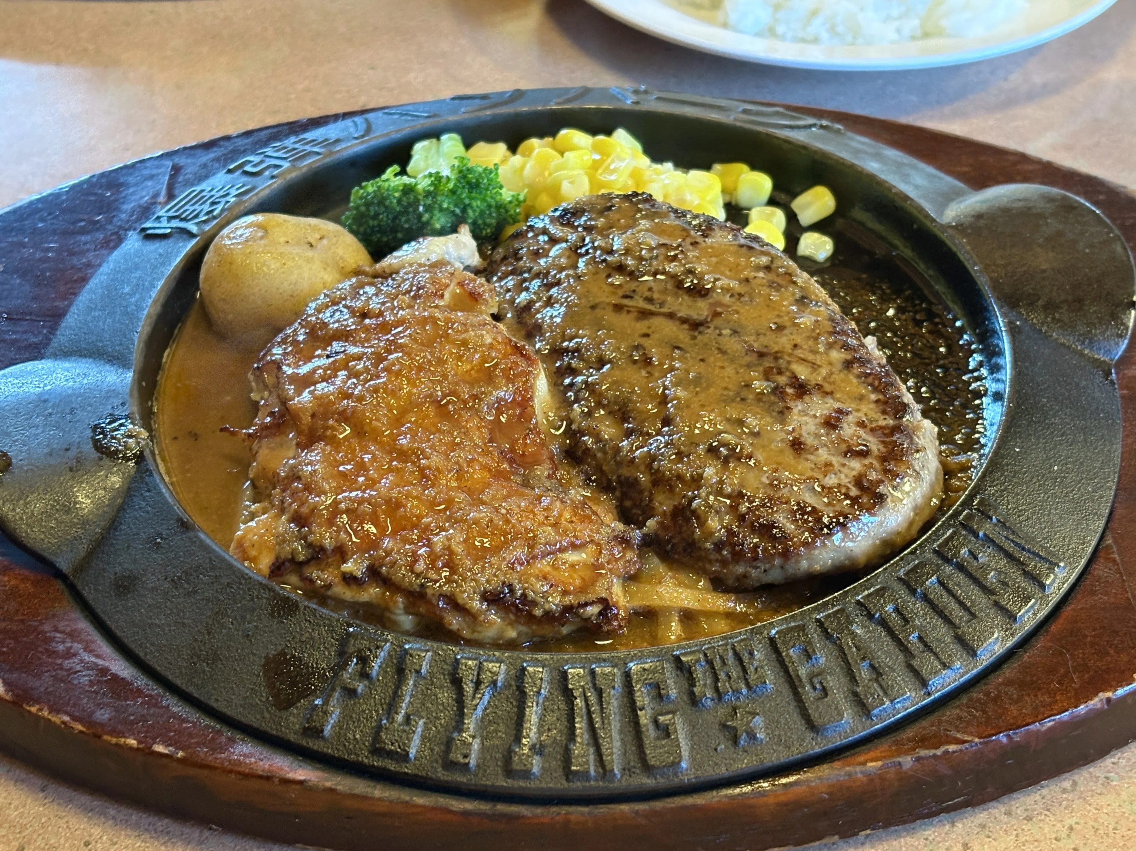 ダイエットのために子どもとプールに行ったらハンバーグとチキンを食べ