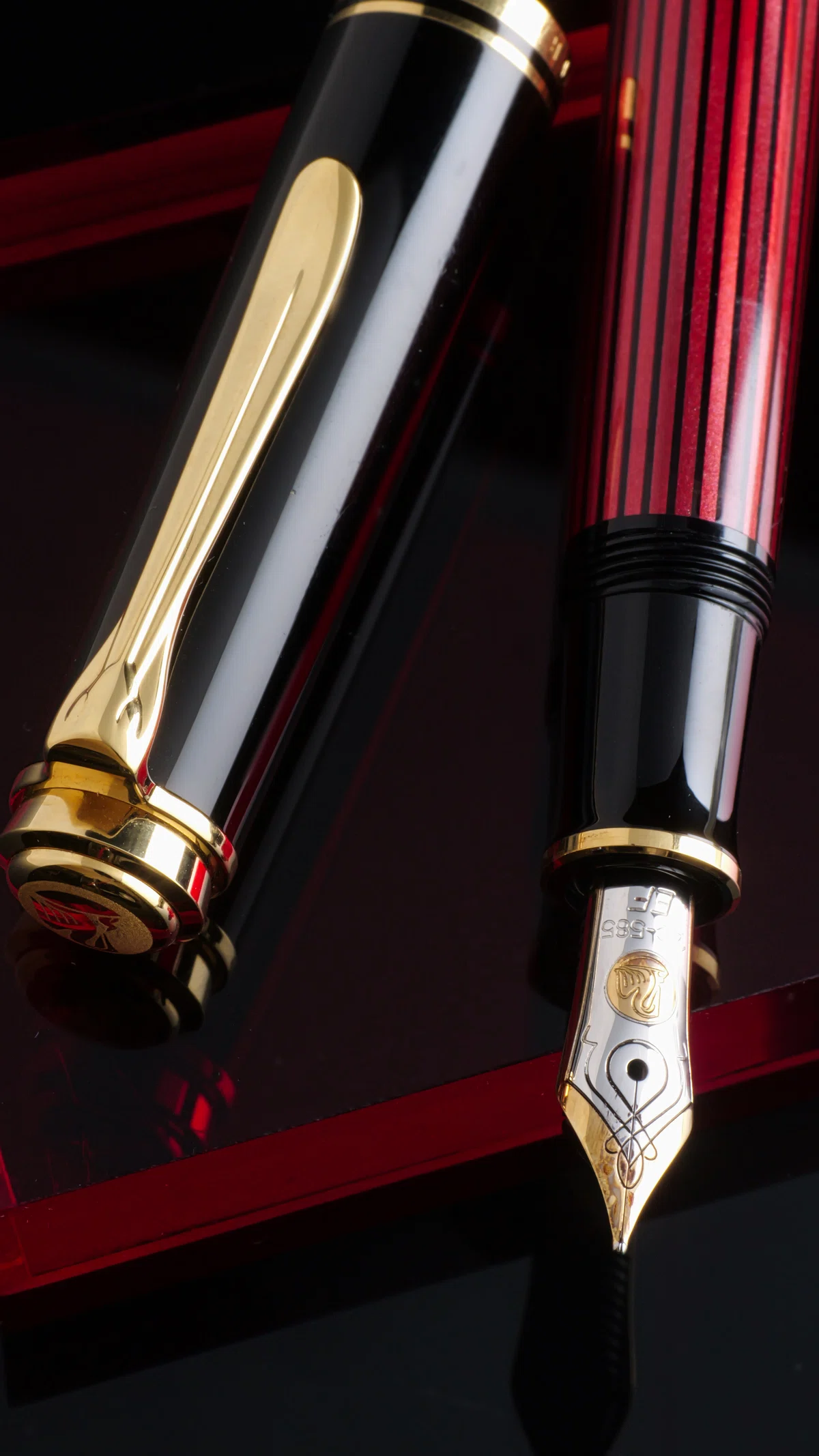 赤縞のスーべレーン：Pelikan Souverän M400 Red Stripe｜Hideo Takehara