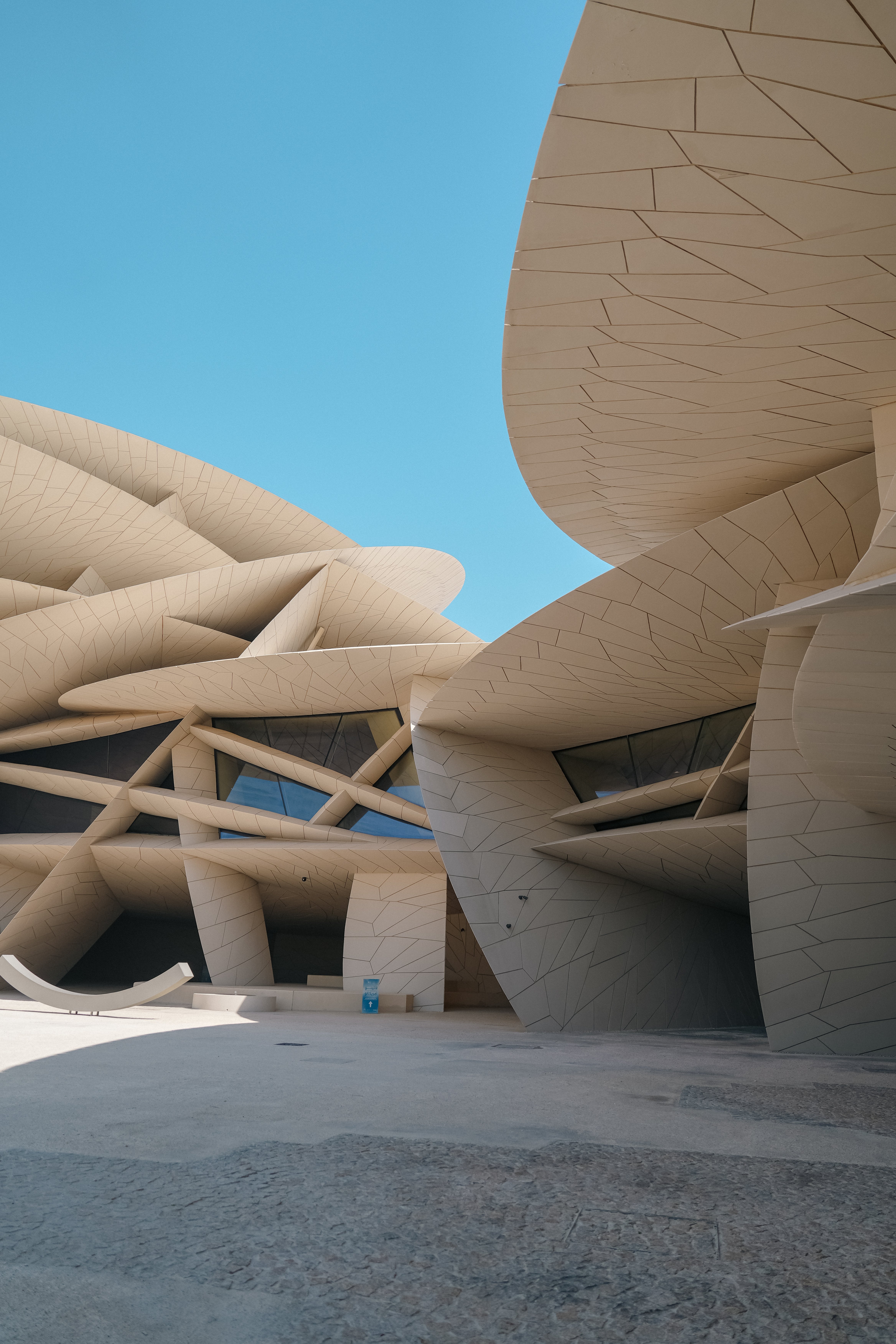 カタール国立博物館】“砂漠のバラ”が咲く場所で、時を超える旅をした