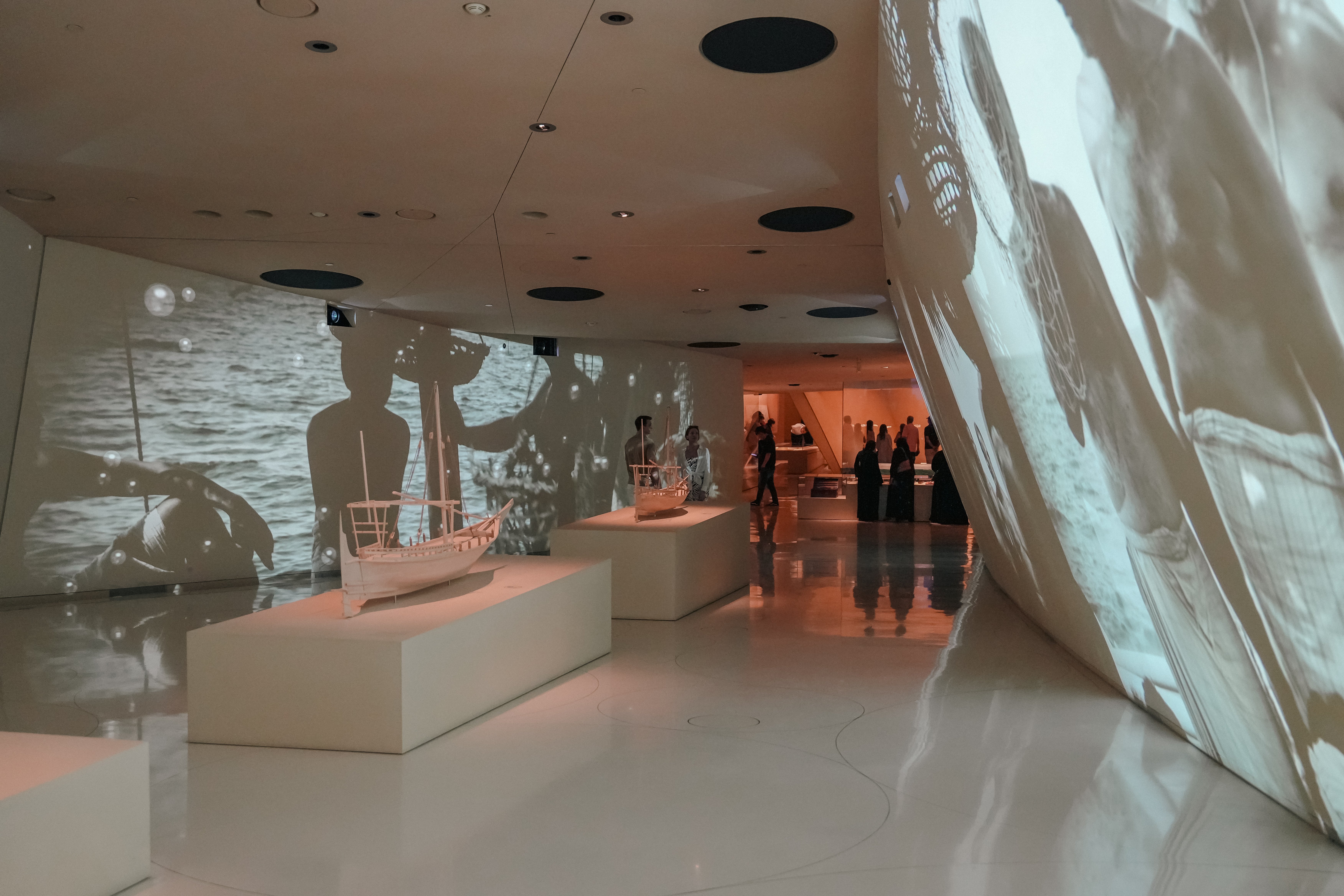 カタール国立博物館】“砂漠のバラ”が咲く場所で、時を超える旅をした