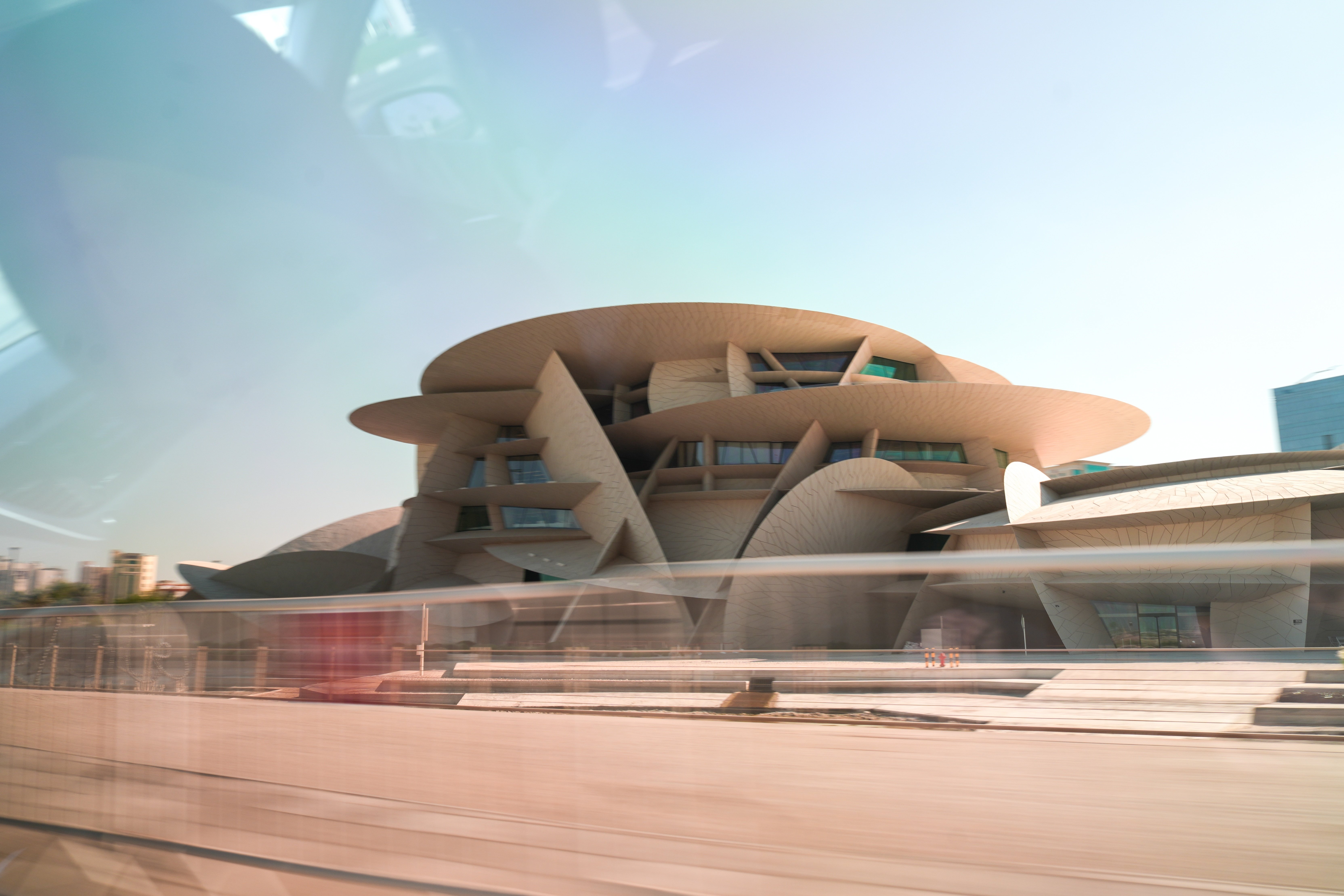 カタール国立博物館】“砂漠のバラ”が咲く場所で、時を超える旅をした