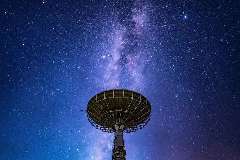 【暗闇で光る】カナダ天文学　宇宙　パラボラアンテナ　銀貨　　蓄光 暗闇で光る！ 蓄光 NASA ウエスタンサドル オフィシャル キーホルダー