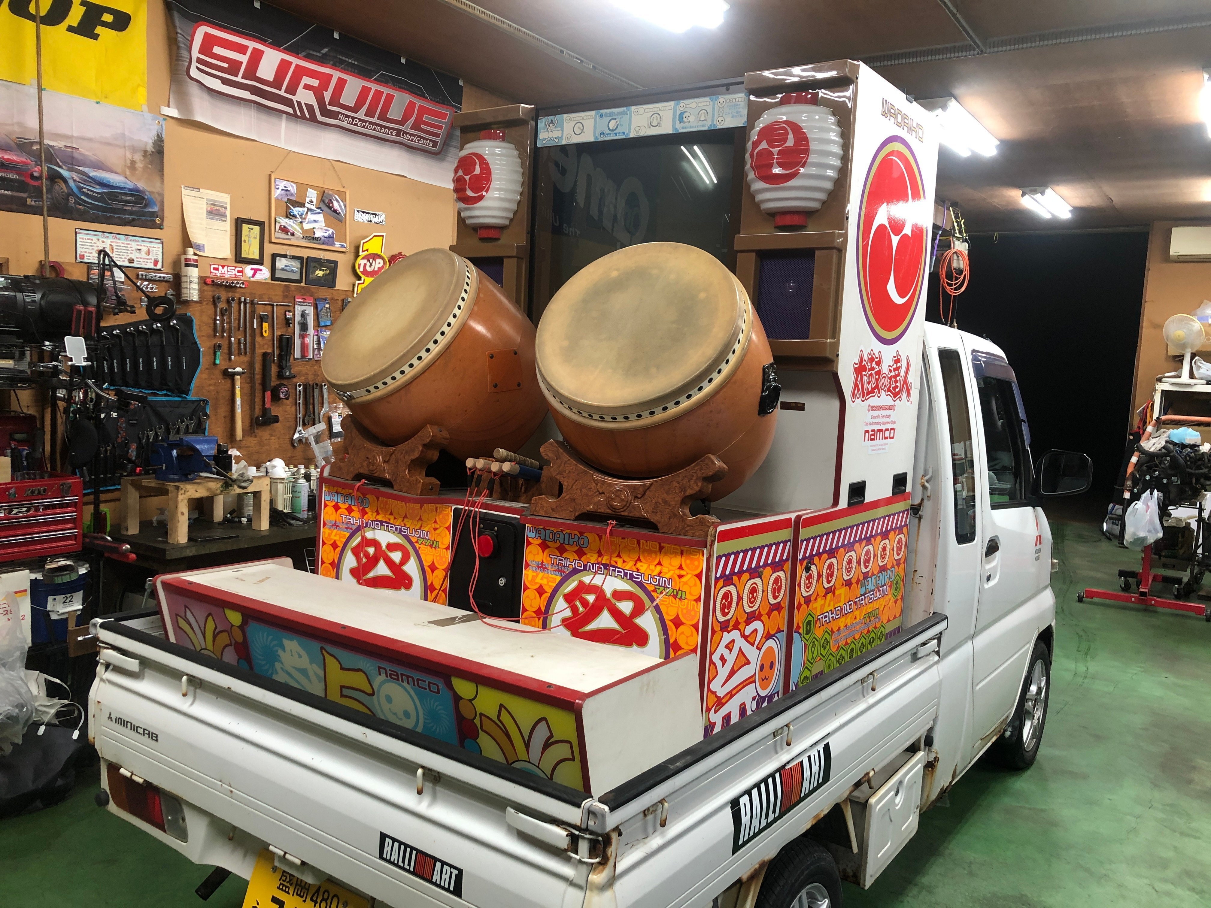 太鼓の達人 旧筐体13 赤白斜め装飾 純正 ① ②太鼓の達人旧筐体面 太鼓の達人旧筐体 太鼓ユニット