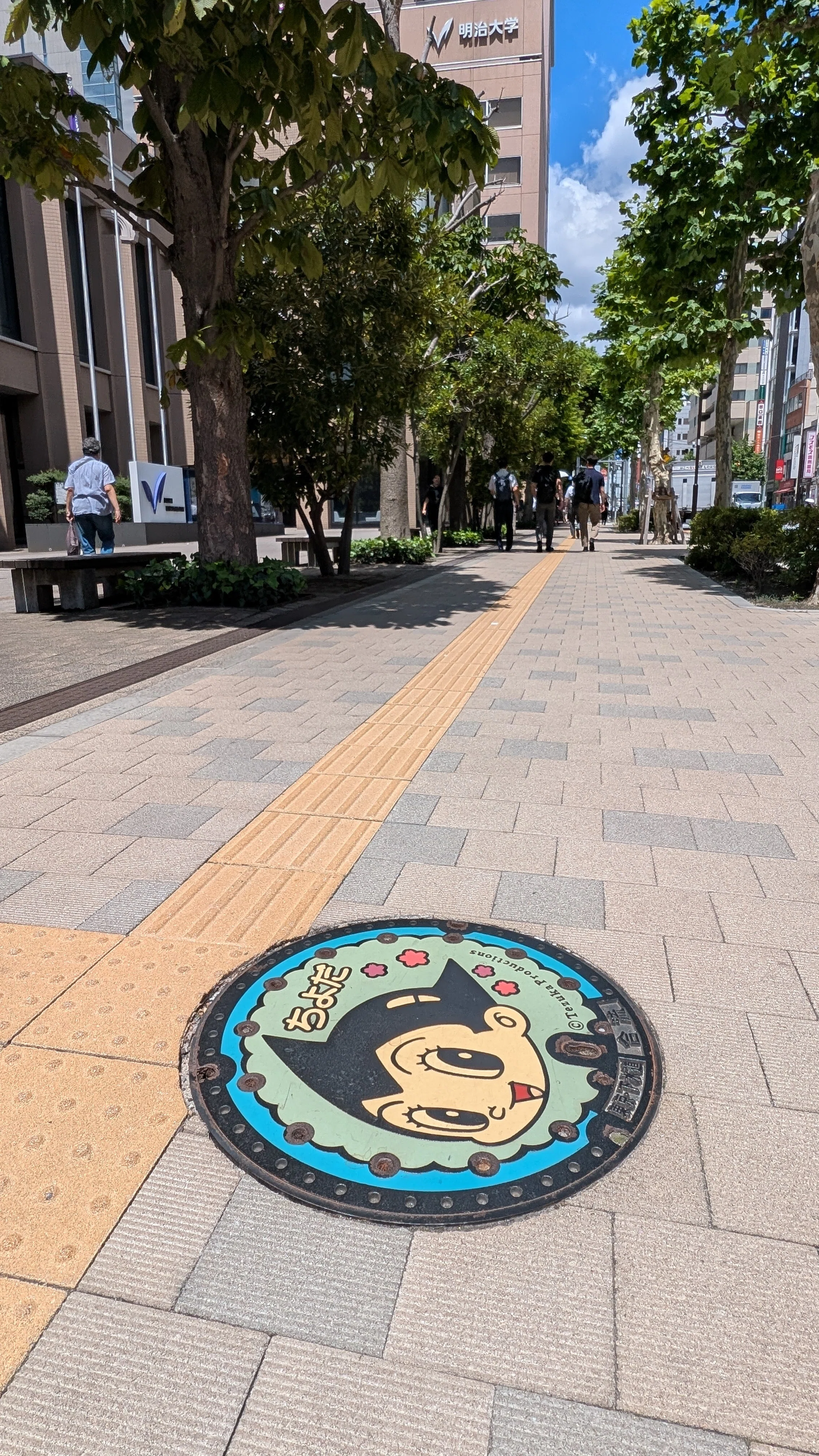 東京気になるスポット | ― お茶の水でお茶の水博士のマンホールの蓋