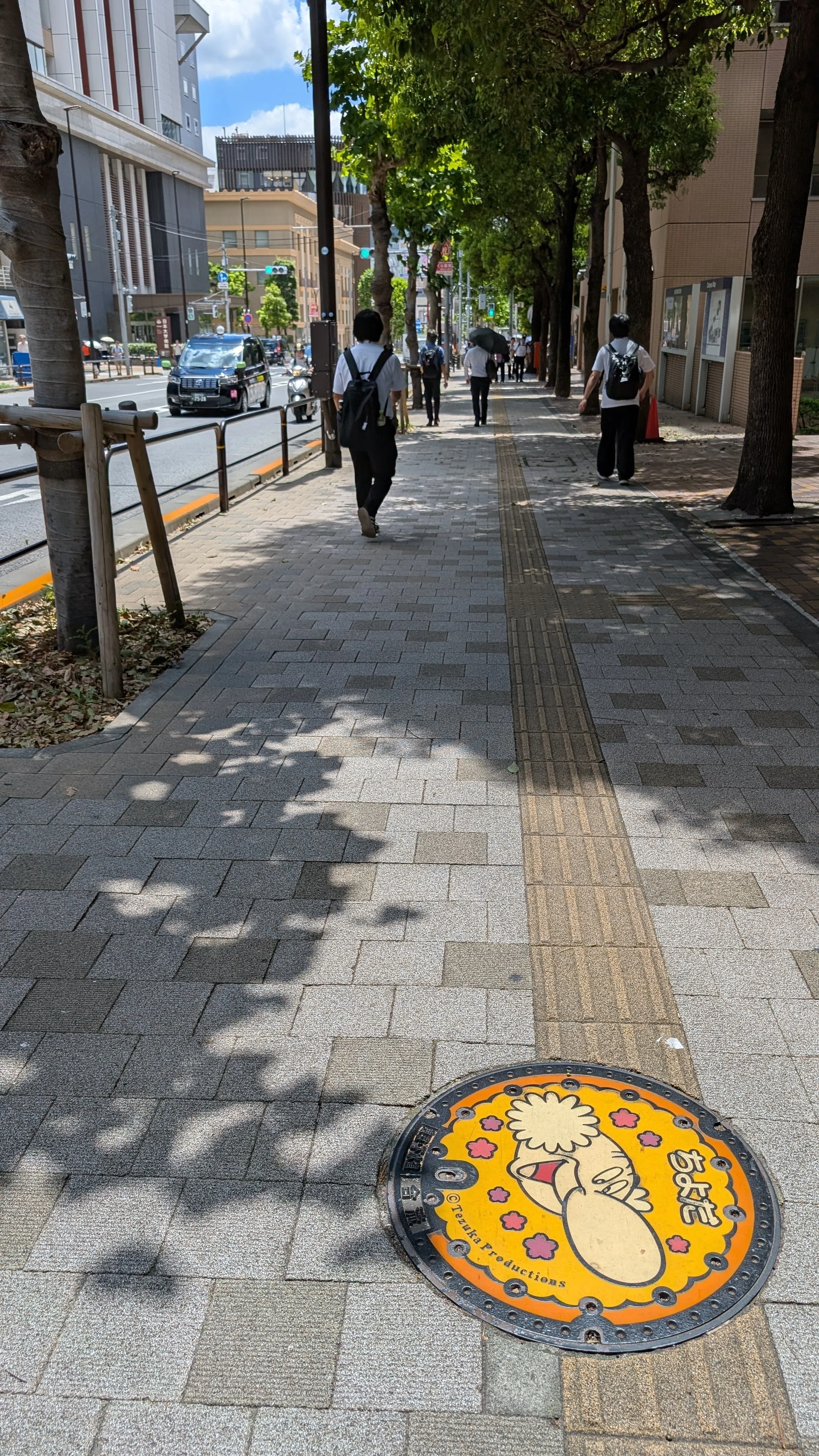 東京気になるスポット | ― お茶の水でお茶の水博士のマンホールの蓋