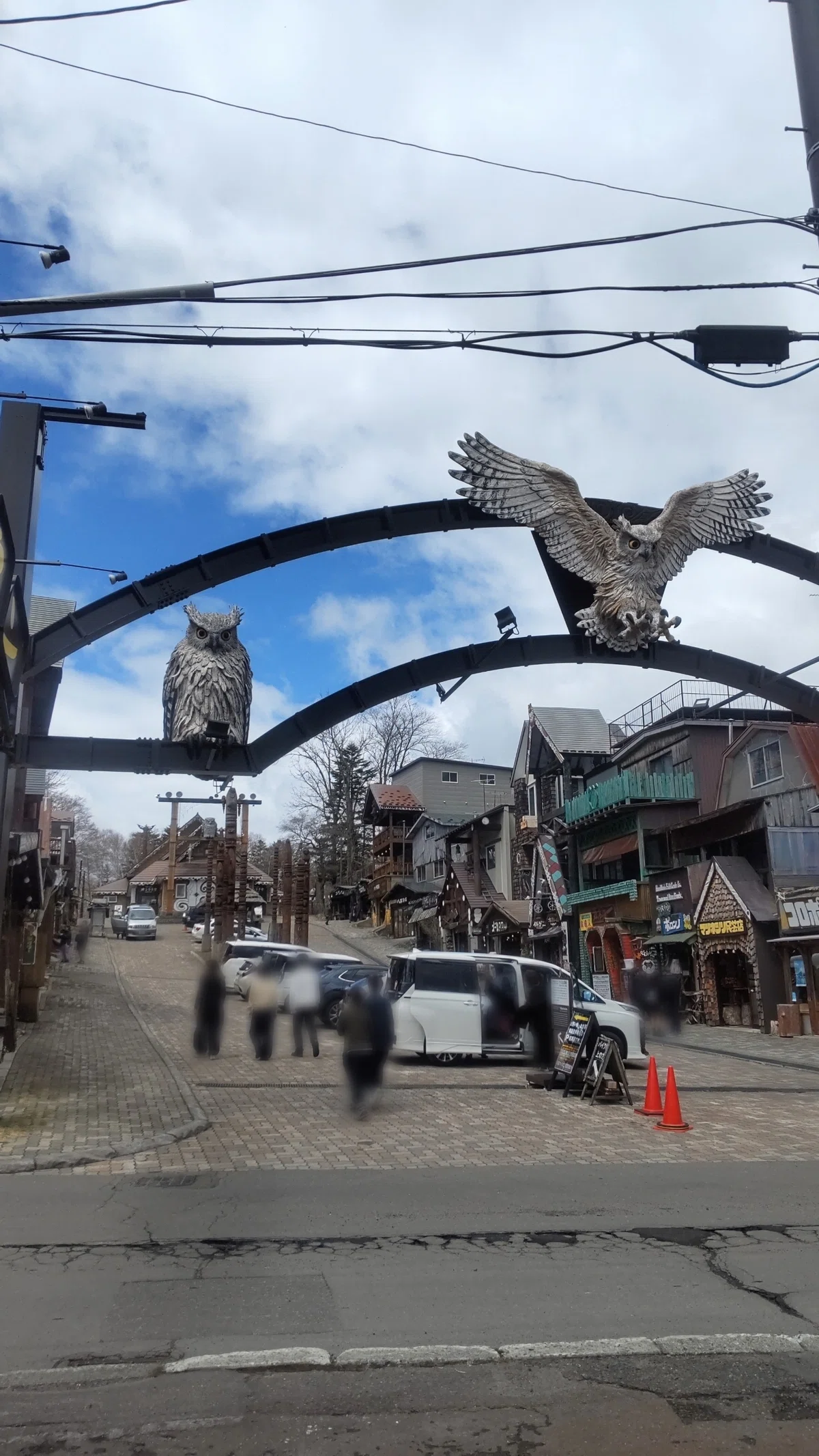 阿寒湖温泉の土産物屋が並ぶ通りの遠景