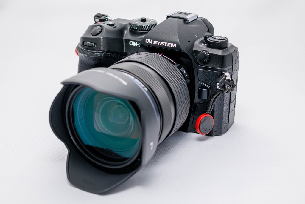 人気機種Olympus オリンパス　OM-1 レンズ2個シャター 赤城耕一：第15回 「大きく、重く、シャッター音が大きい」一眼