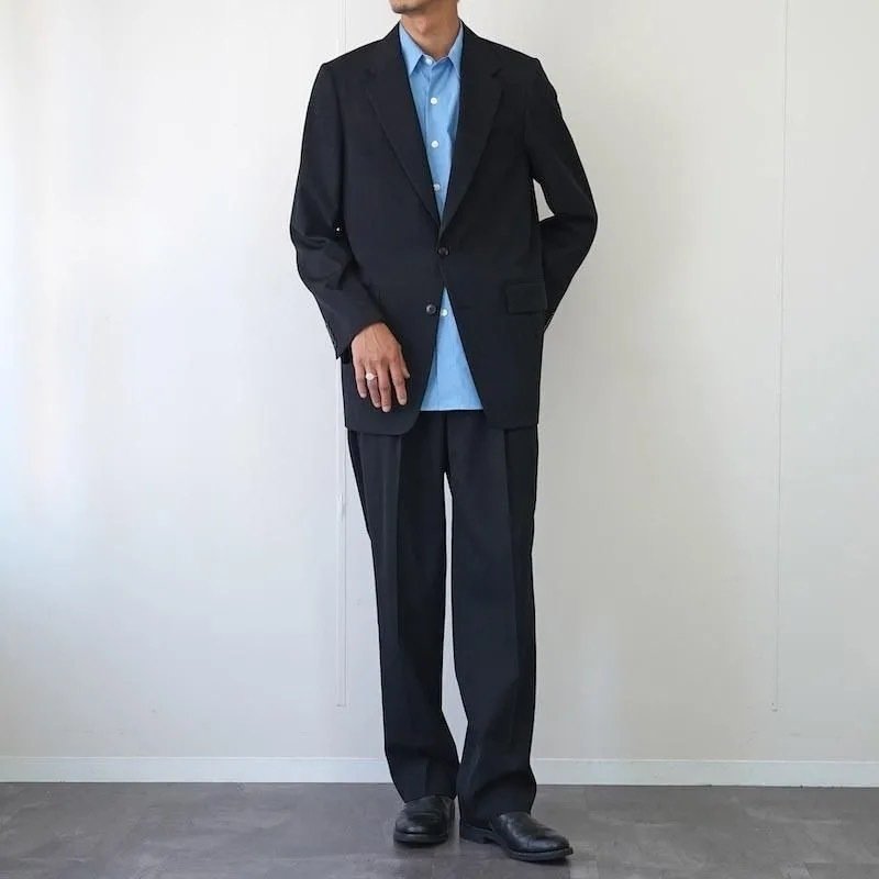 AURALEE「LIGHT WOOL MAX GABARDINE JACKET」― 究極の素材美を
