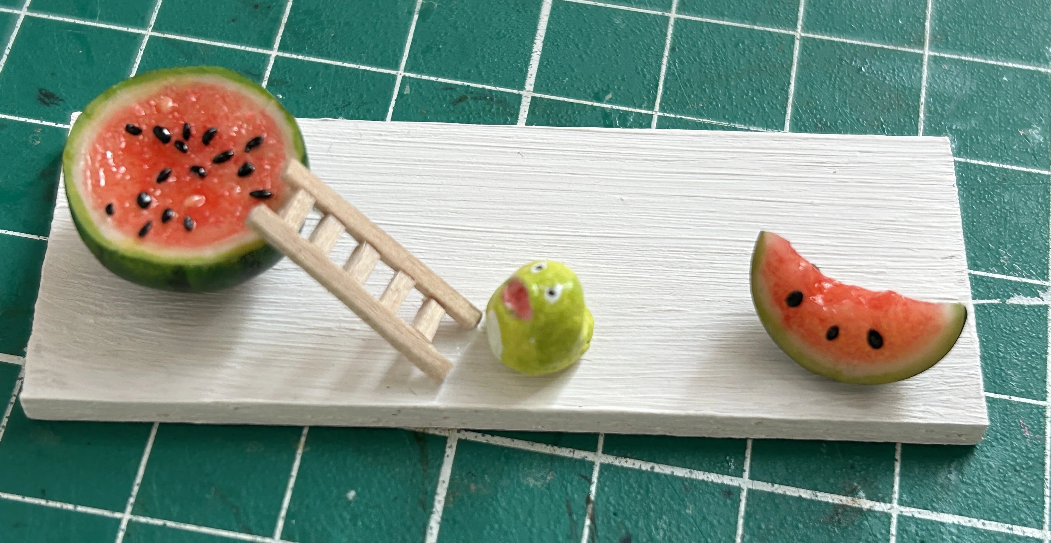 ミニチュア】スイカを食べる青ガエル登場｜goriy66