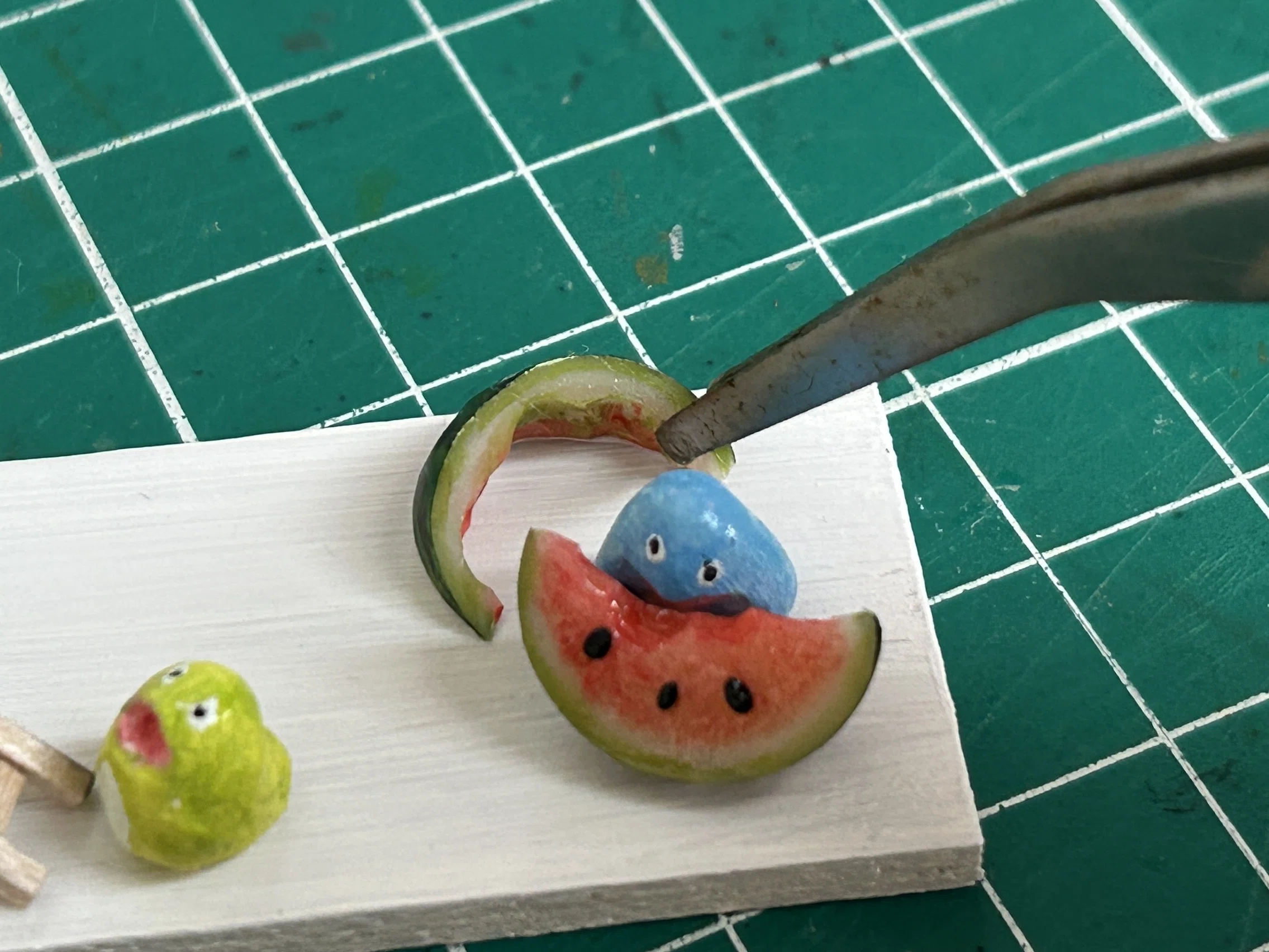 ミニチュア】スイカを食べる青ガエル登場｜goriy66