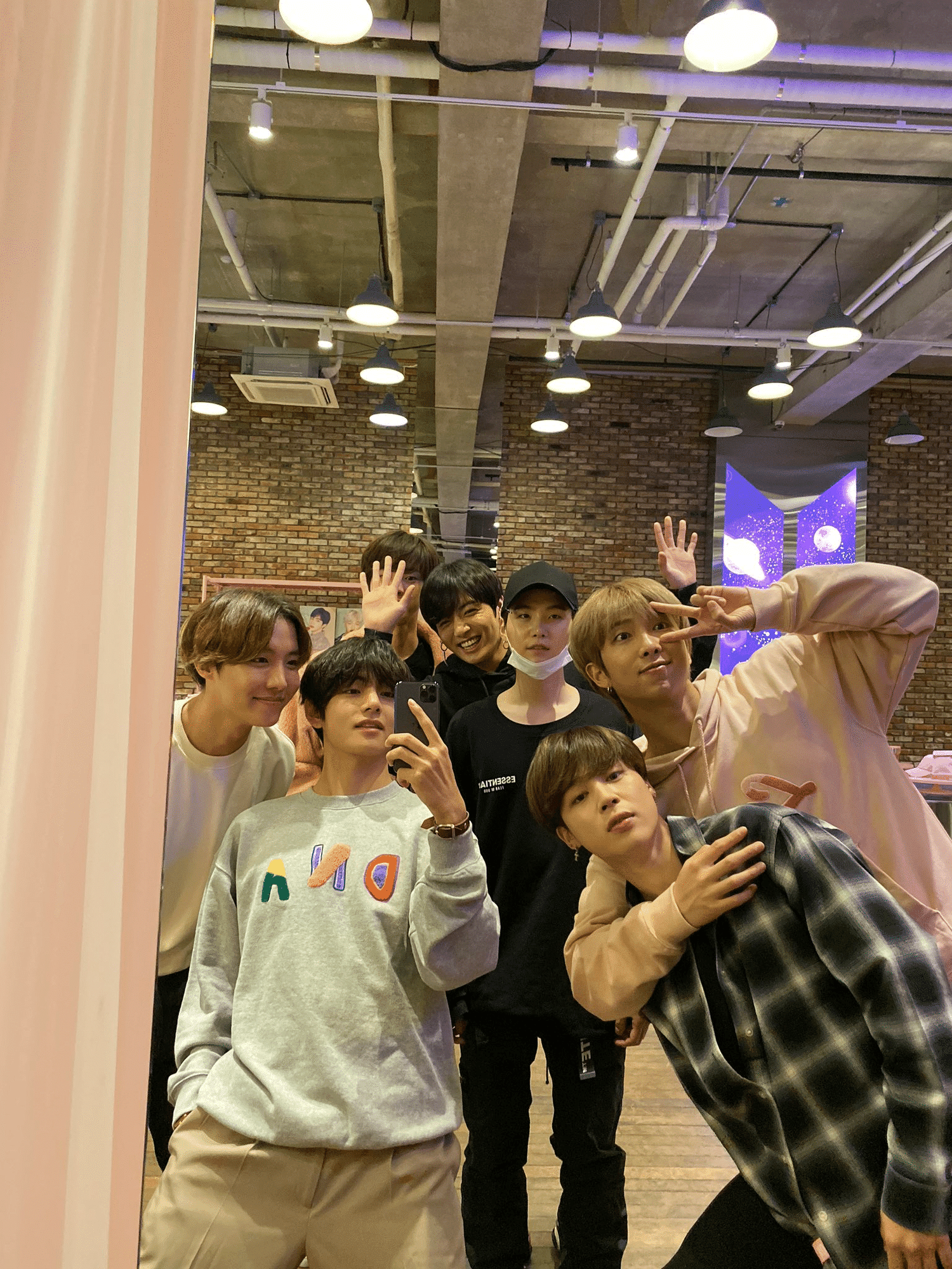 bts公式 ポップアップストア ジャンパー BTS POP-UP : HOUSE OF BTS メンバー訪問|beforesunrise59