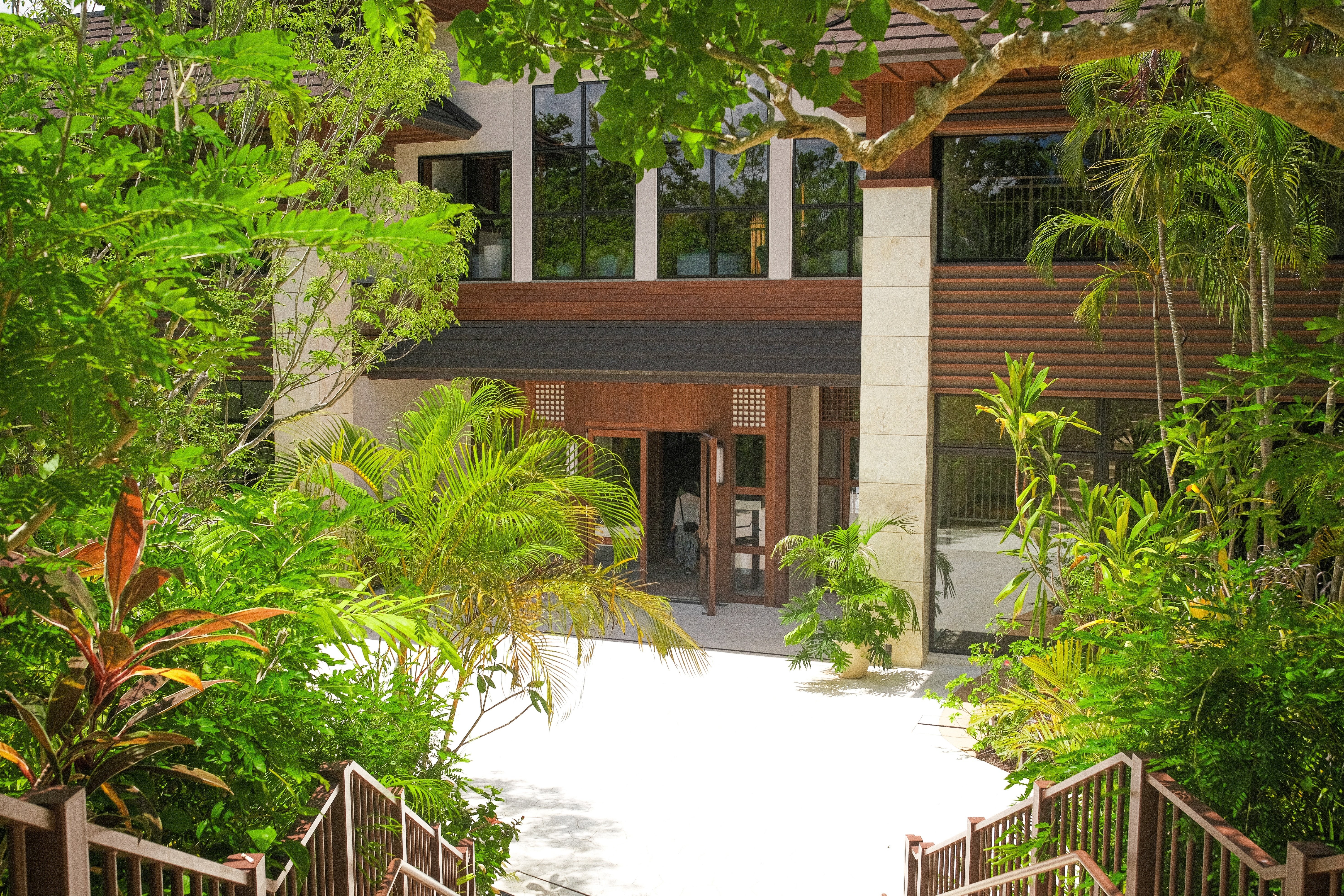 ジャングリア沖縄のSPAにあるカフェレストラン Tropical Oasis｜高井司