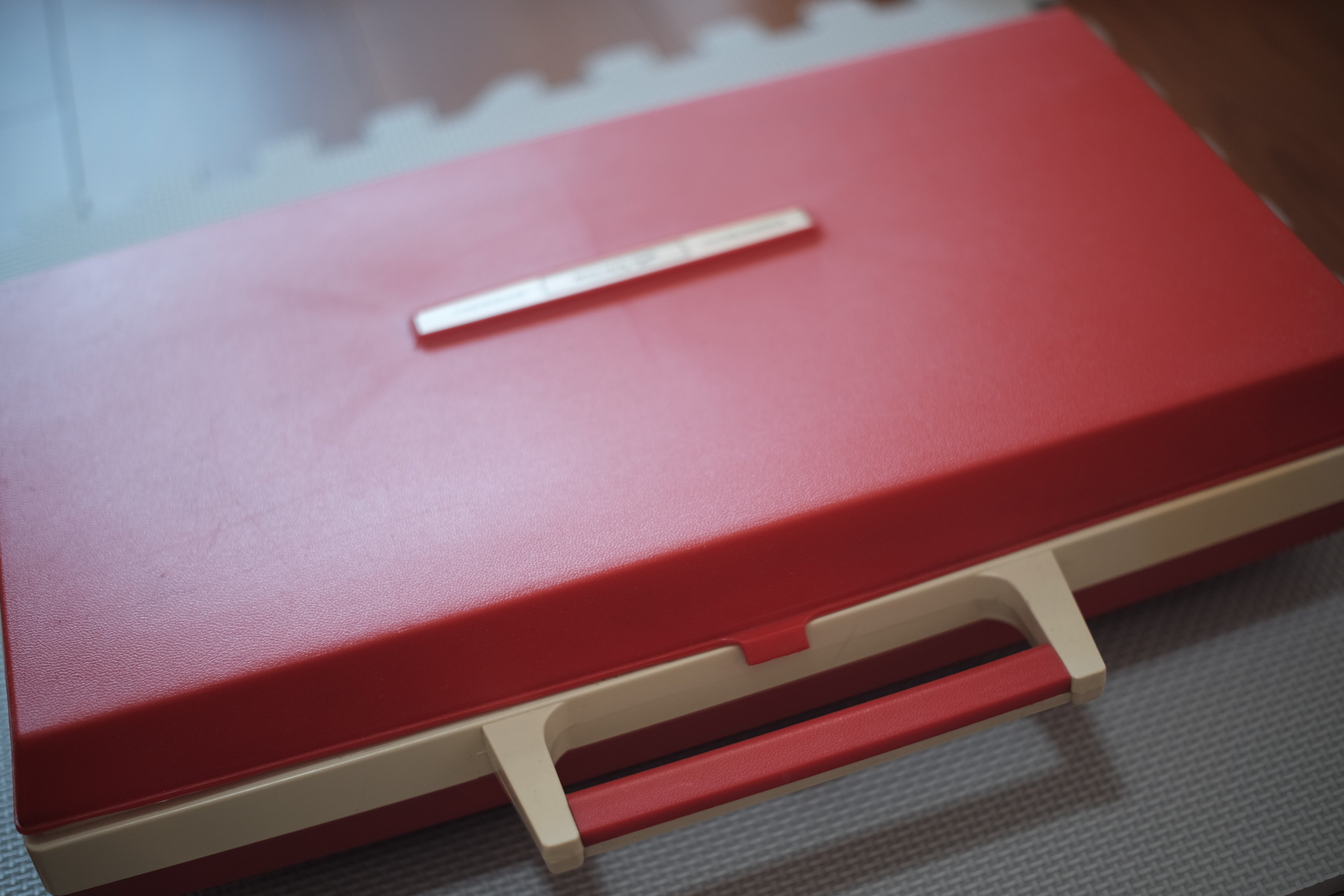 鮮やかな赤のレコードプレーヤー ビクター（Victor）｜PE-8400 その①