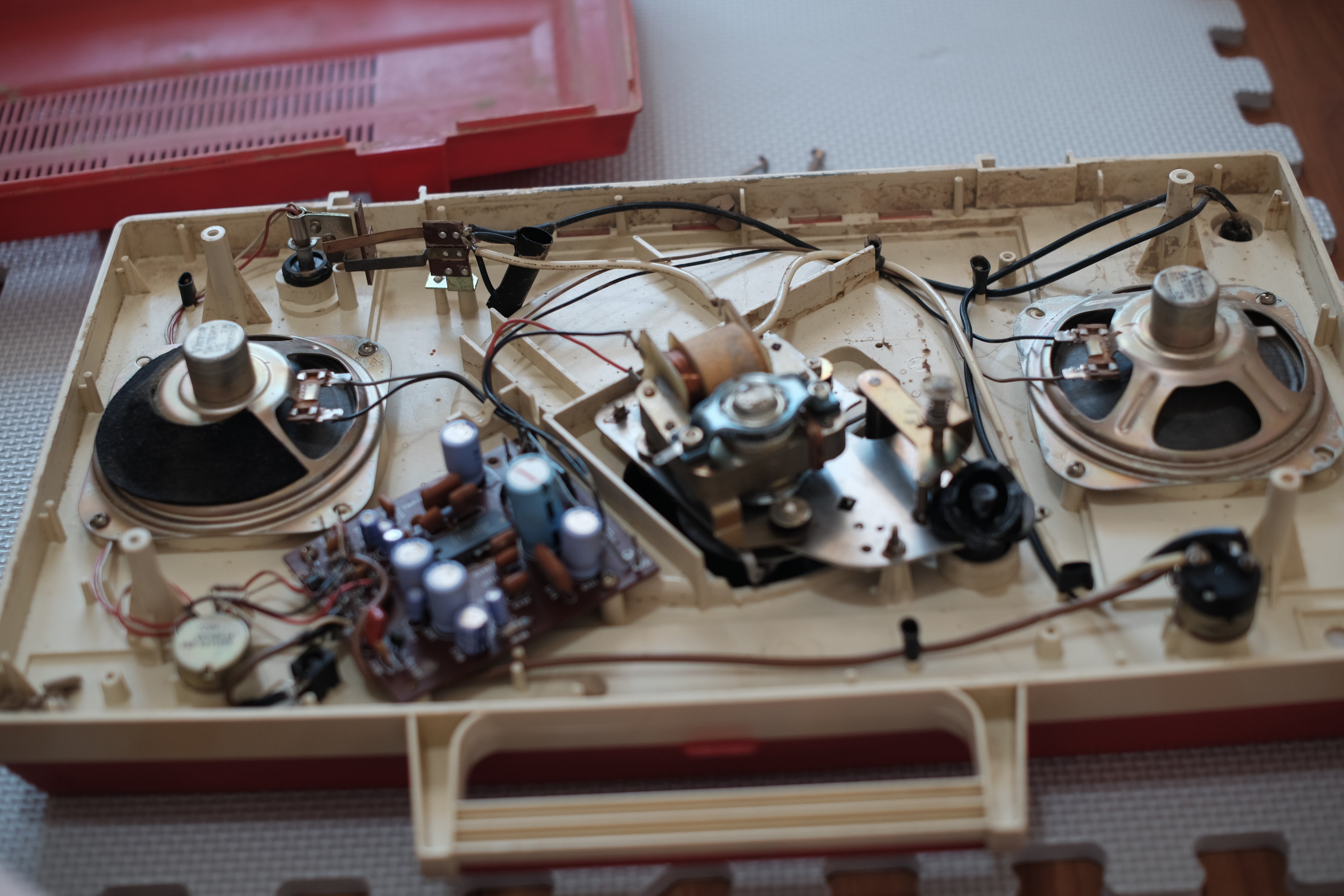 鮮やかな赤のレコードプレーヤー ビクター（Victor）｜PE-8400 その①