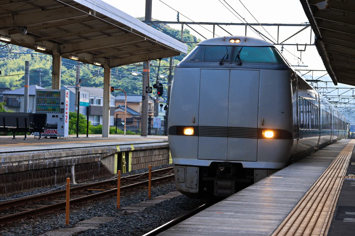 鈍行列車で和歌山の海を見ながら本州最南端へ行った話｜じょじょ