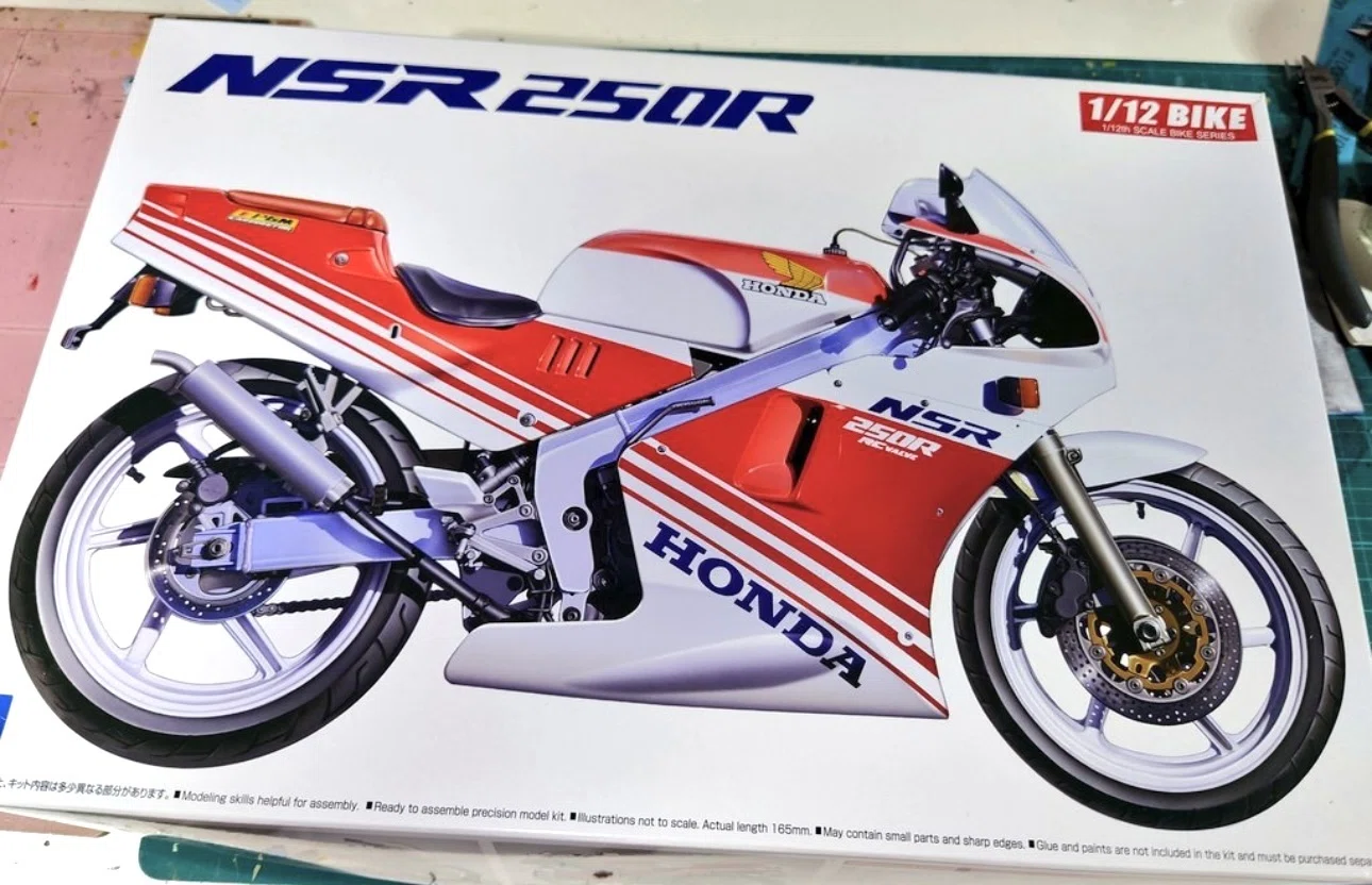 先輩にプレゼントした青テラNSRのお話(アオシマ 1/12 NSR250R)｜はるさー
