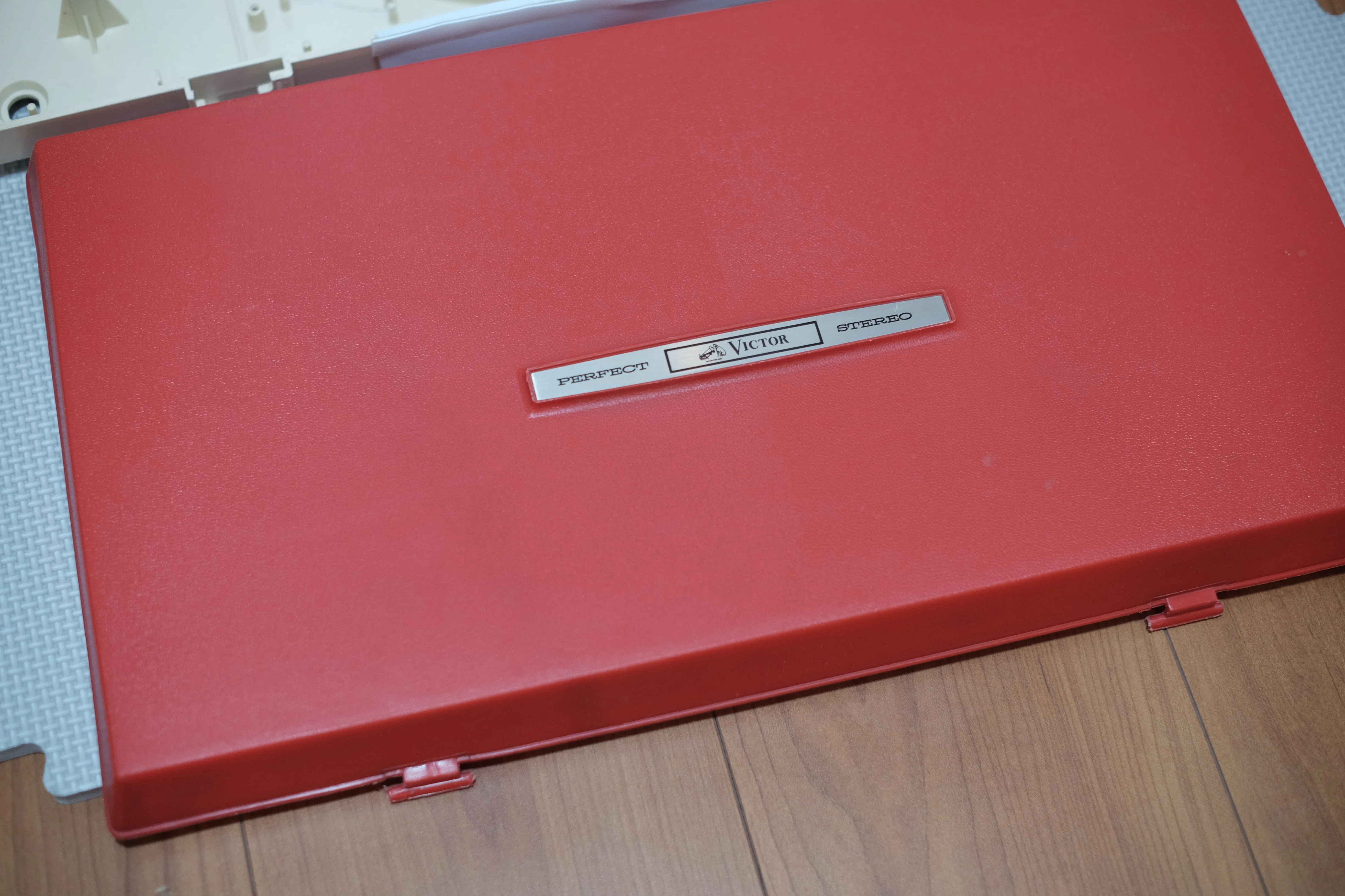 鮮やかな赤のレコードプレーヤー ビクター（Victor）｜PE-8400 その②