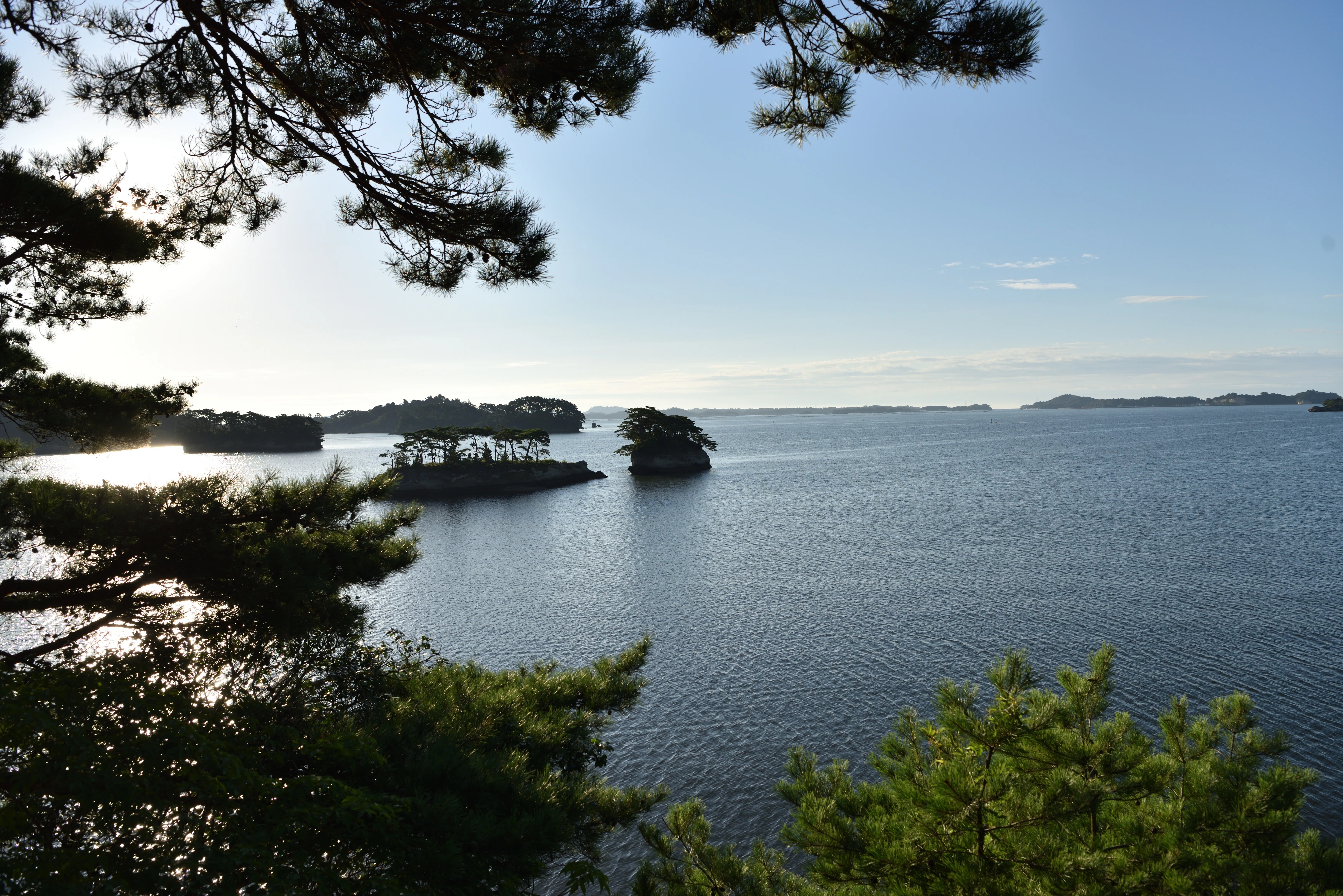 八月の潮風に包まれて—五大堂から見た松島」｜光と風のアルバム