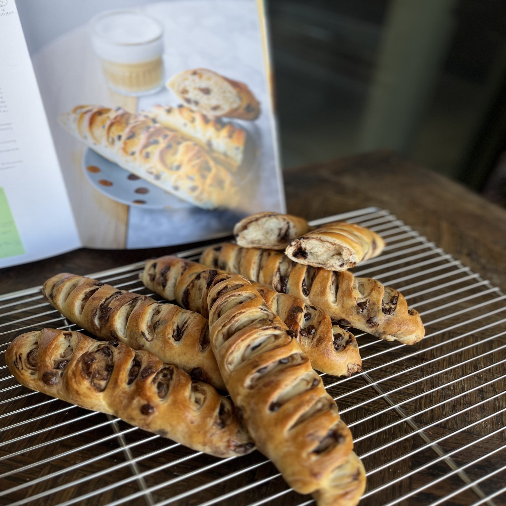 Viennoise aux Pépites de chocolat ペピート （ヴィエノワ・オ・ショコラ）｜Tomomi Okamoto, image size:1568x2000